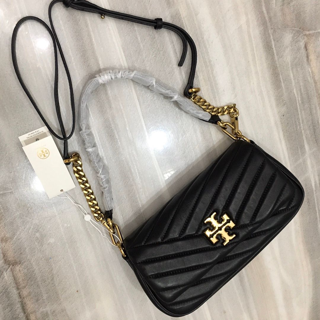 TB Toribochi's new Kira armpit bag, new Kira shoulder bag, lightweight and suitable for being clipped under the armpit. Selected herringbone pattern quilted lambskin is made with tea gold metal accessories, iconic sloping double T logo and detachable