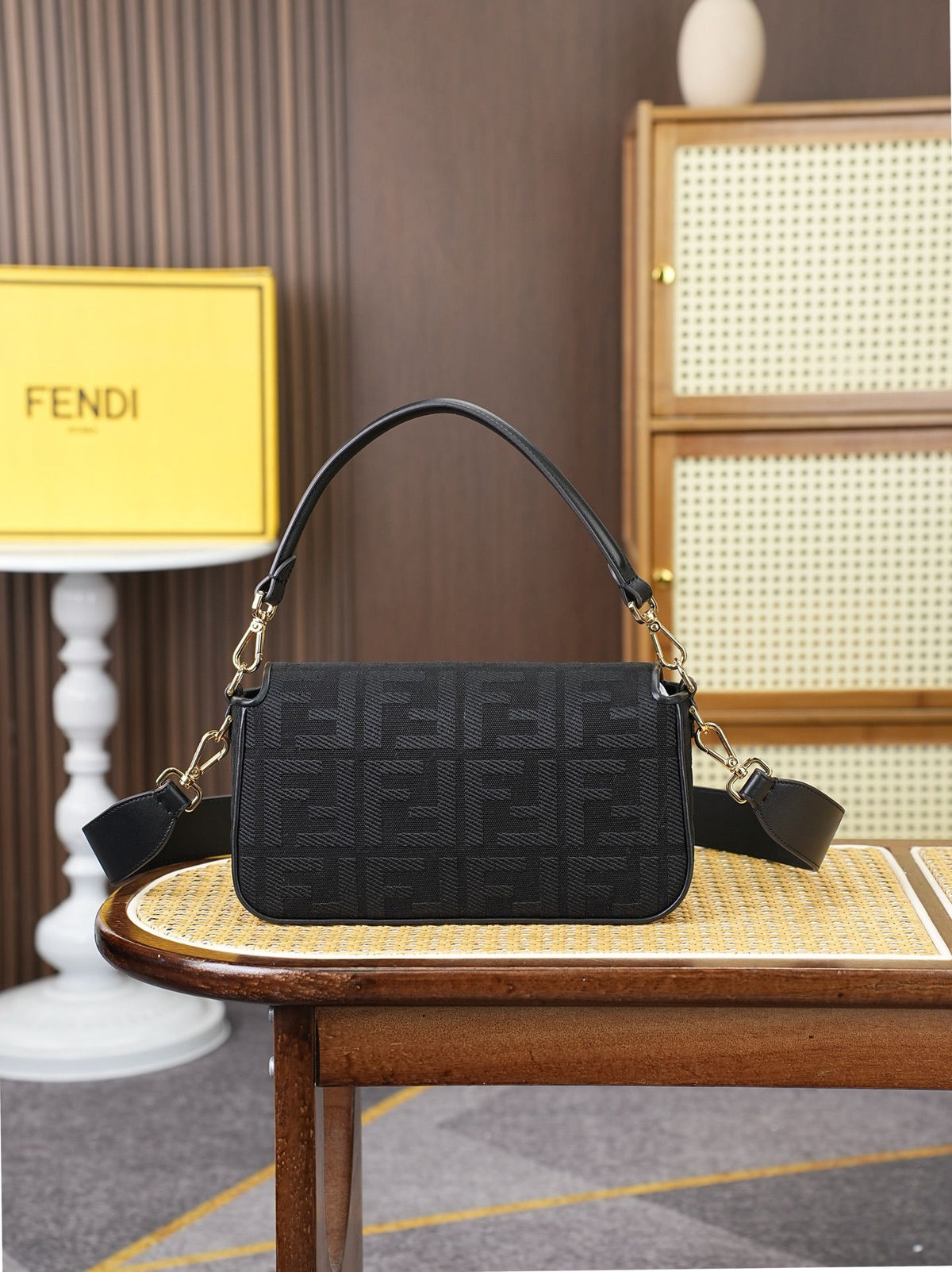 Model 18004, size 266.513.5 cm, top of the line original FENDI hot classic Baguette material is made of canvas with advanced craftsmanship to create a whole bag. Double FF three-dimensional embroidery texture is invincible, equipped with detachable and
