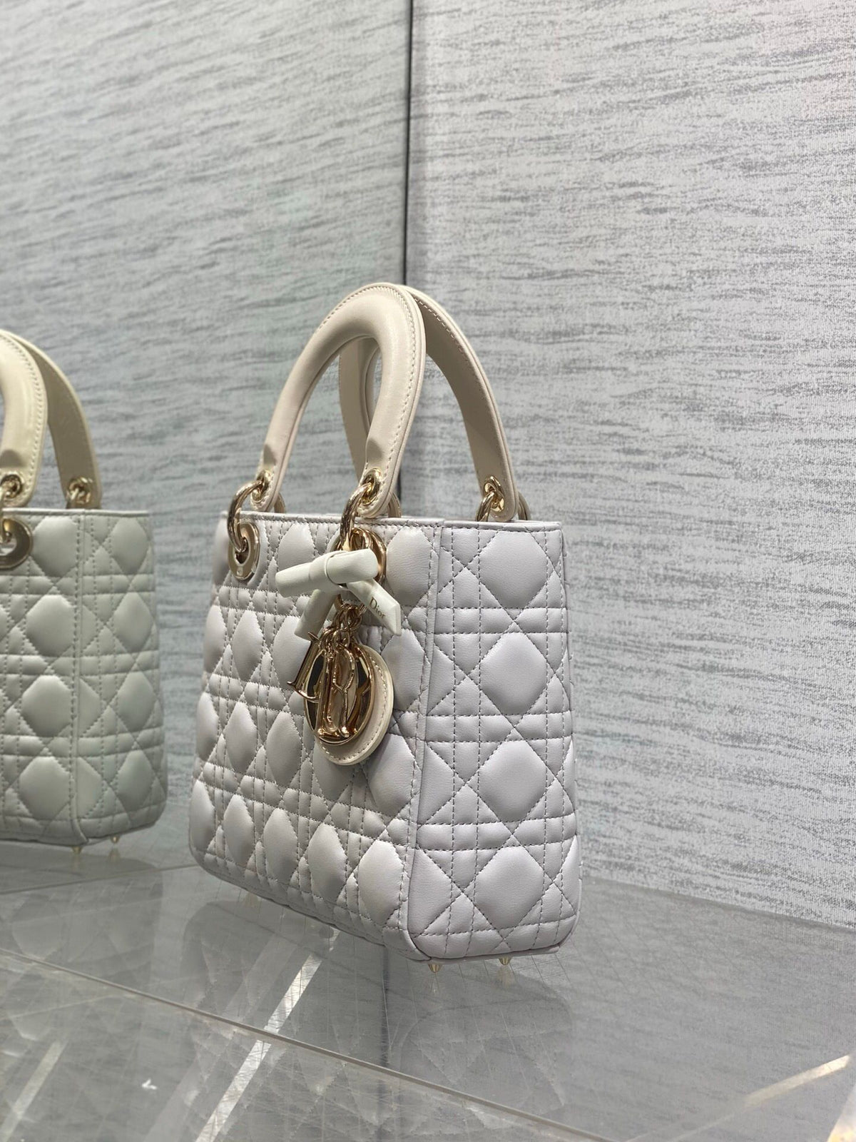 Lady's latest four-lattice bow Diana bag is carefully made of lambskin. It is a must-have Princess Diana bag for everyone. It is charming, elegant and full of aura. It is also full of femininity when carried cross-body. It has a classic fashion style