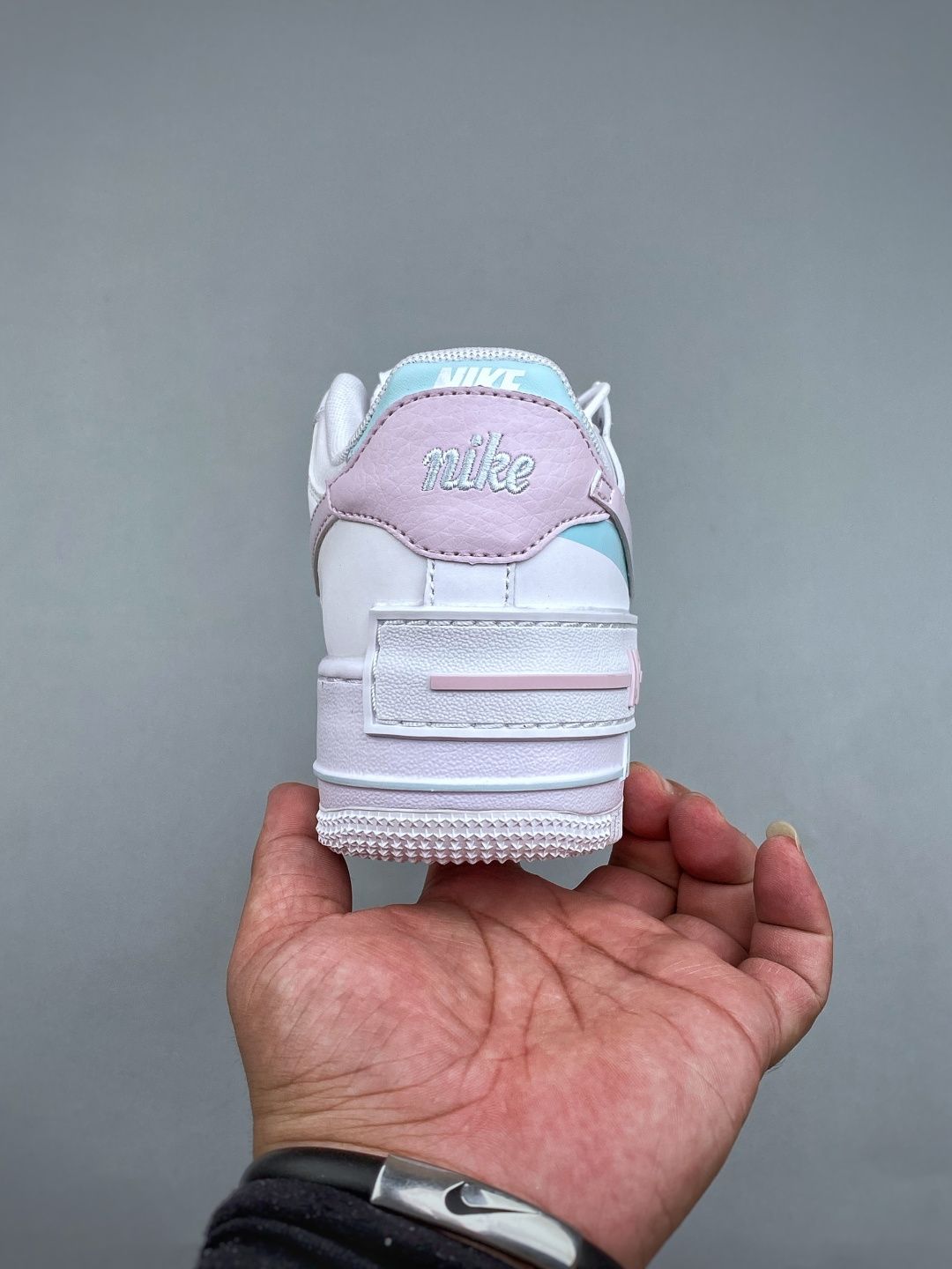 Support the launch of NIKE W AF1 SHADOW, a brand-new girly deconstructivist design. The Macaron Air Force 1 is a lightweight, height-increasing, low-top, versatile sneaker that injects playful elements into classic design. It features a layered structure