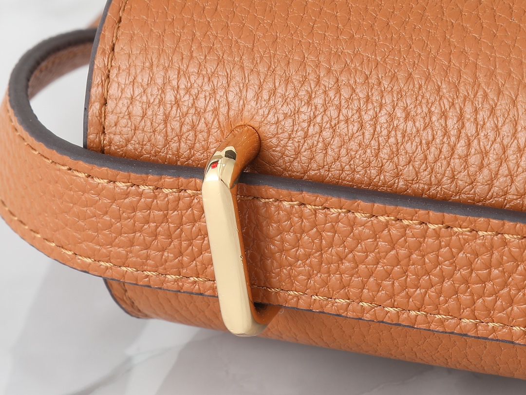 Original order quality, new product attention to details guarantee genuine leather TORY BURCH, Tang Libaiqi's new Miller organ bag! Crafted with lychee patterned cowhide and adorned with iconic shiny gold double tlogo, the adjustable length leather should