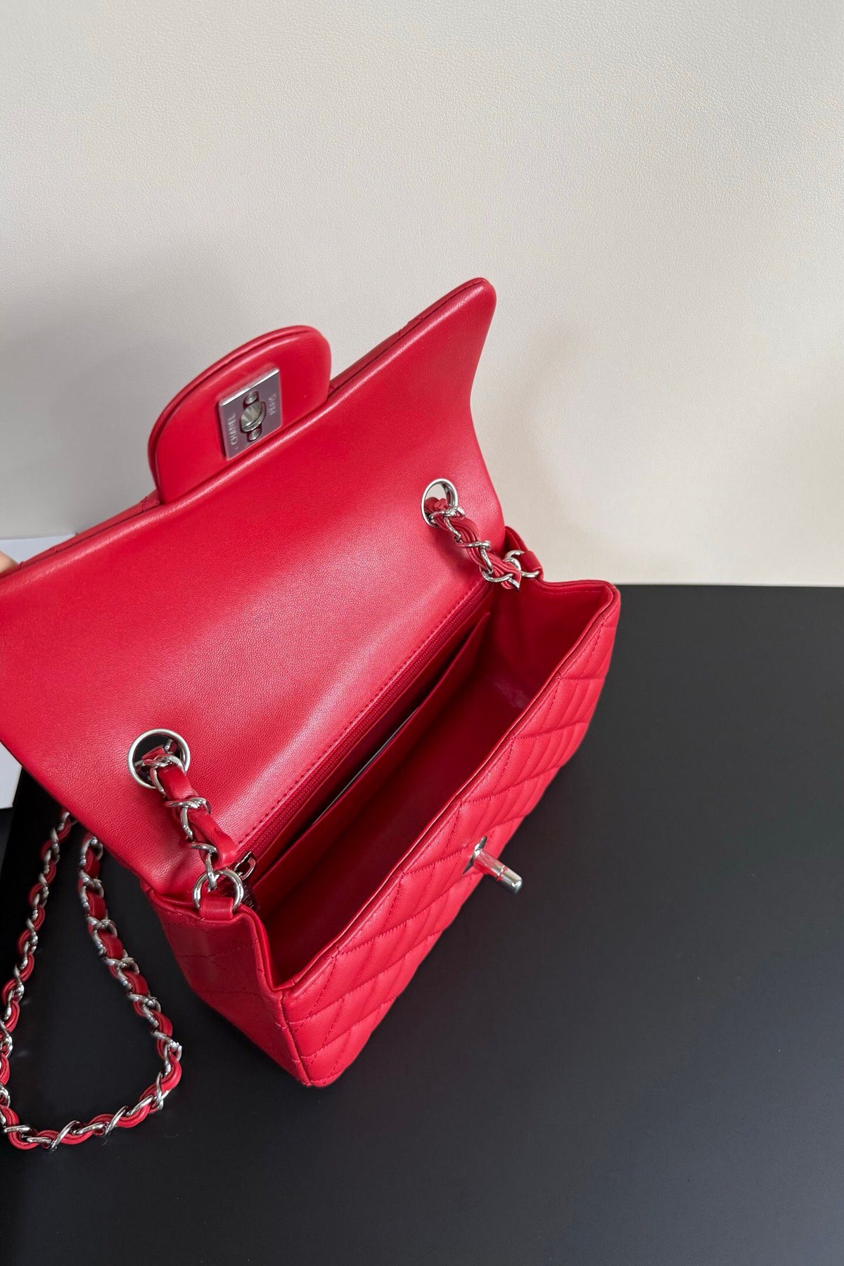 Upgraded version (full leather inside and outside) CF 20cm lambskin. Exclusive product in the market. Please see the pictures for leather details and workmanship. It is perfect. Welcome to compare. 116 red silver buckle.