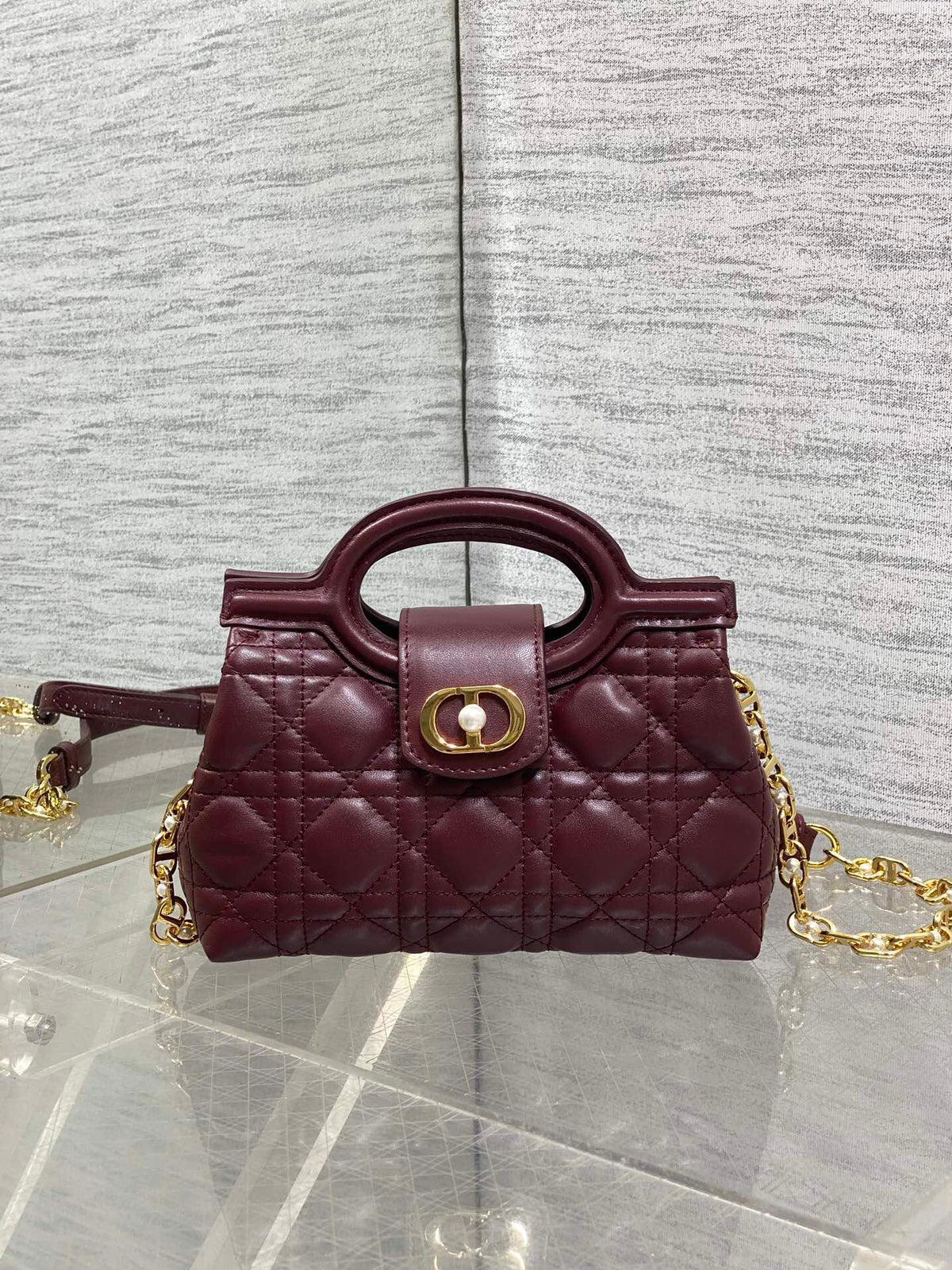 Jolie Top Handle Mini I have no resistance to this kind of exquisite small bag. Carrying a large bag is too tiring. I really like this compact model. It is small, but it can be stuffed with tissues when going out. The best thing is that it can be carried