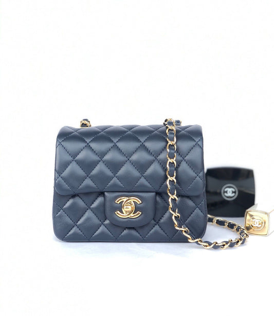 Fang Fatzi Mini 17cm CF has a very feminine elegance and inherits classics. It is listed as the historical sales champion and is an indispensable piece in every pink fan’s wardrobe. 17cm650 Sheepskin