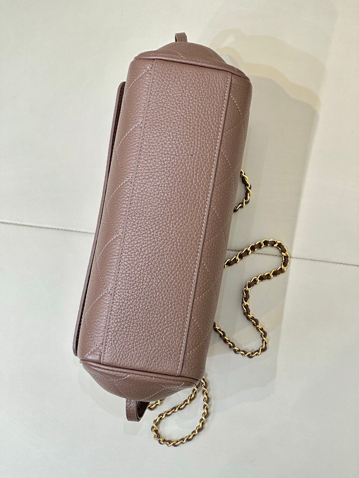 Elephant Gray Elephant Gray comes with a soft light filter. It can create a fresh and gentle atmosphere when paired with light-colored outfits. It is suitable for dating, shopping or daily outings in spring and autumn.