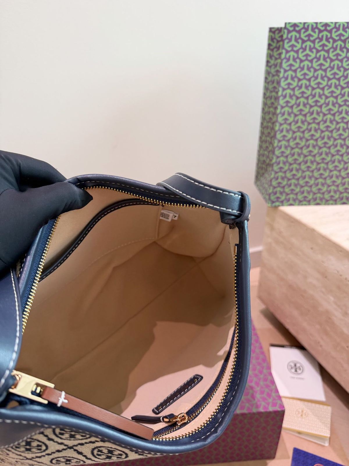 Comes with Tory Burch's new vintage flower hobo bag gift box