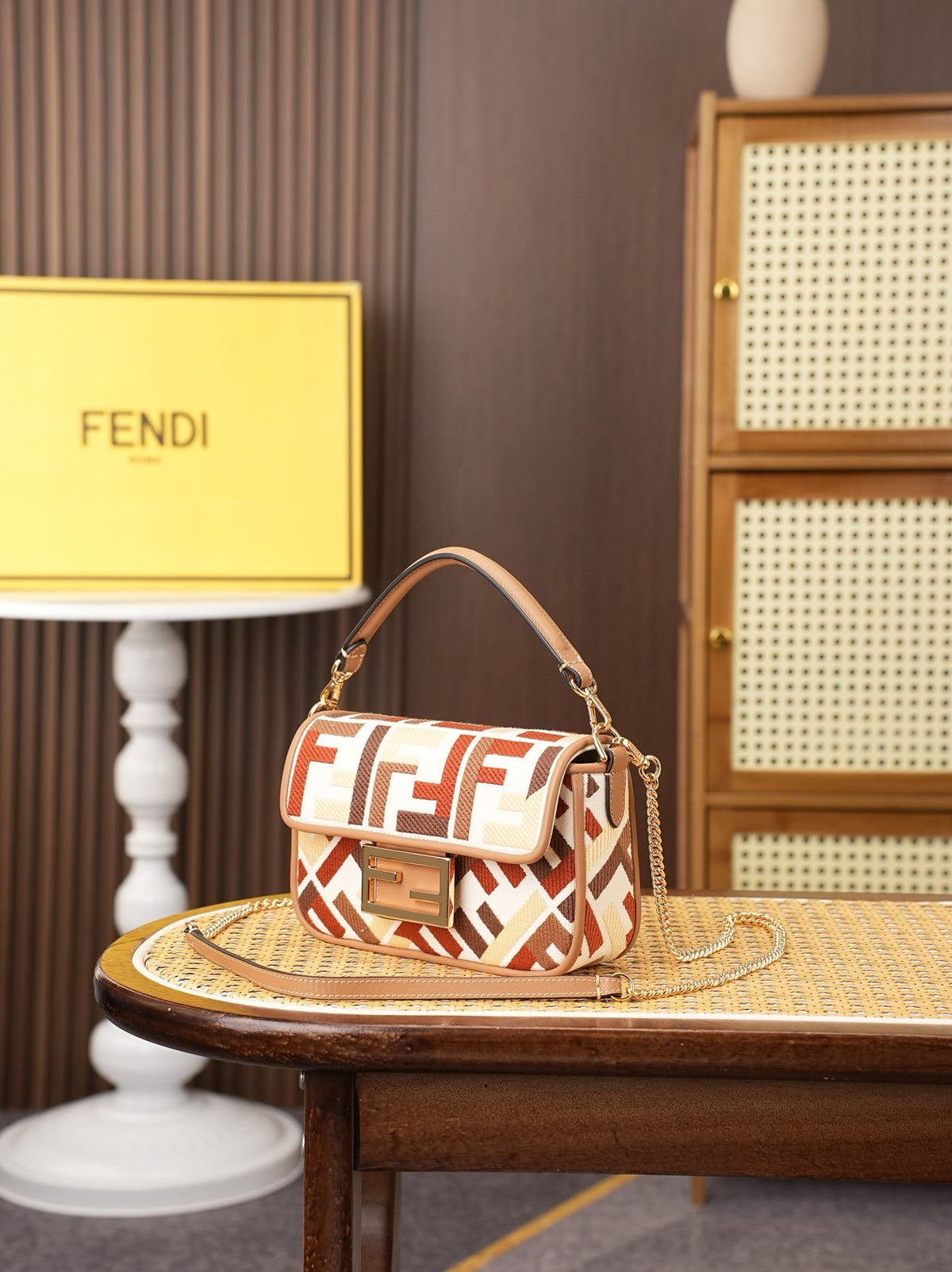 Model 6004, small size 20cm, FENDI's popular classic Baguette, crafted from high-quality canvas material, features double FF three-dimensional embroidery throughout the entire bag, creating an unparalleled texture. It comes with a detachable shoulder