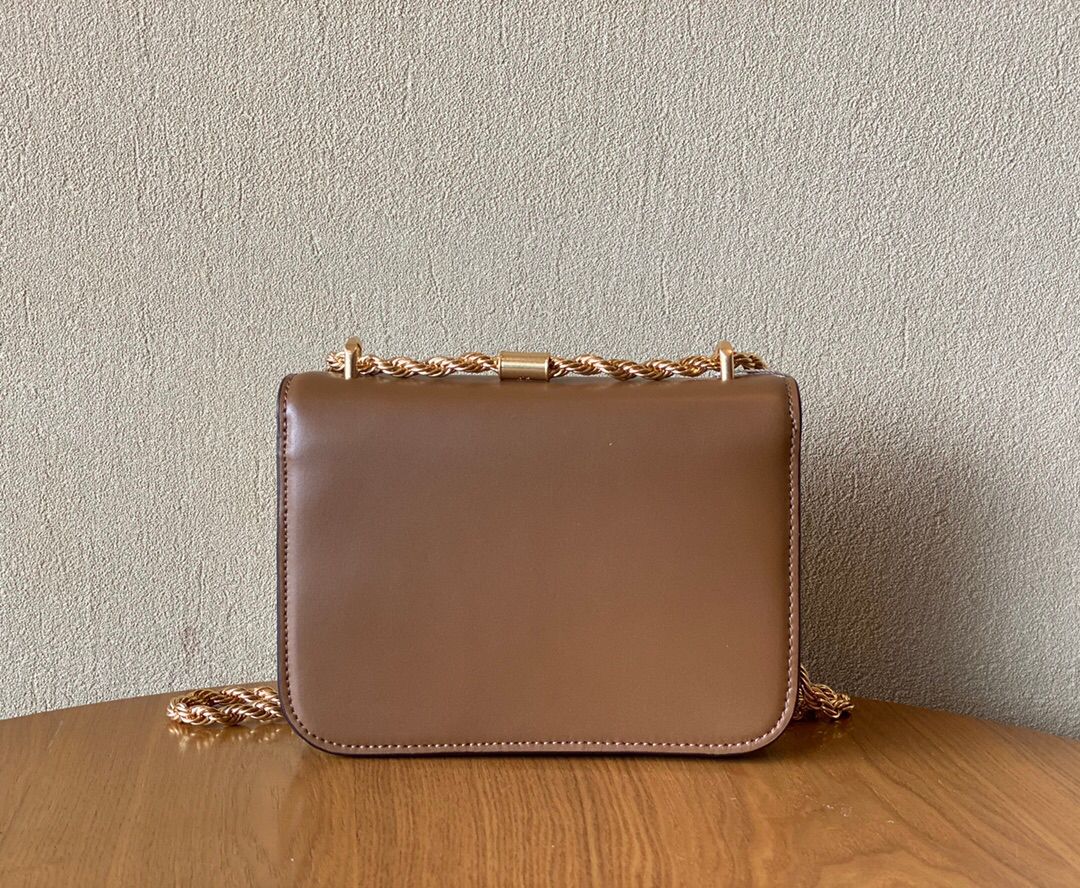 The apricot colored TORY BURCH ELEANOR SAMLL CONVERTIBLE SHOULDET BAG new tofu bag classic box bag is undoubtedly a good-looking and practical style with a stiff body