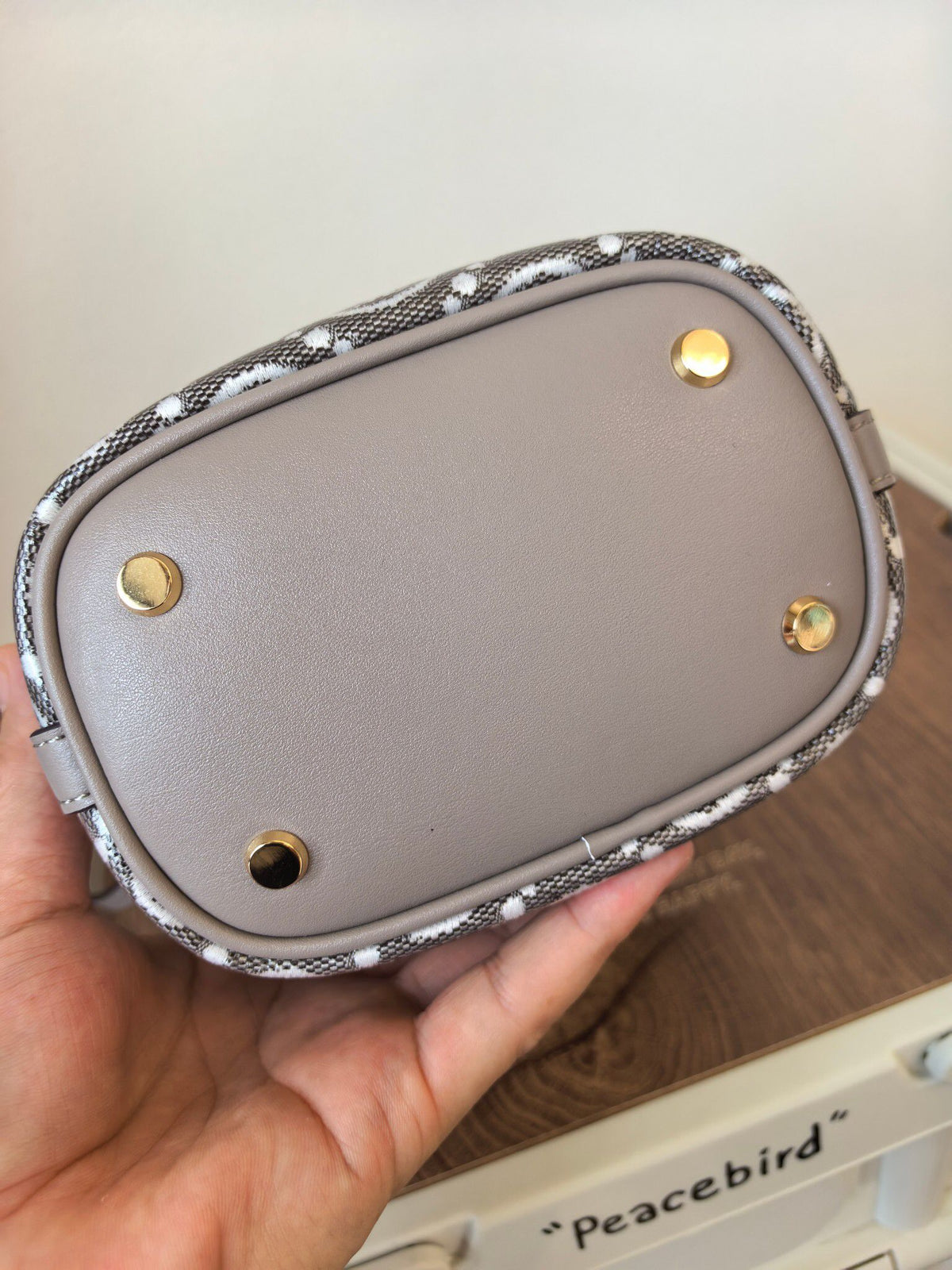 Number 1616, promise me that you must choose this color. Promise me that you must choose this charcoal gray TORY BURCH. It is low-key yet high-end, and can handle any style. The classic TMonogram jacquard pattern is really recognizable, matched with delic
