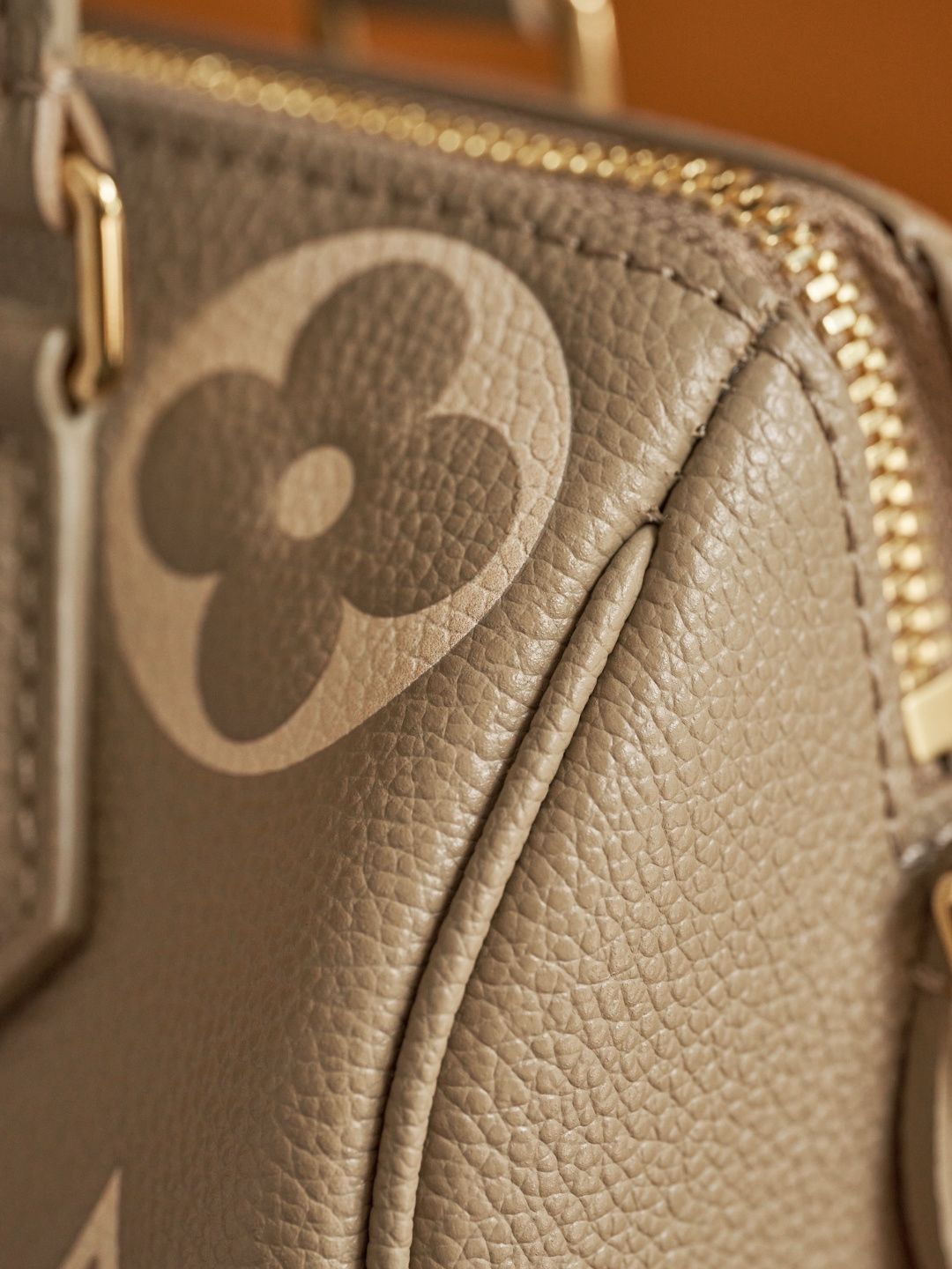 This handbag, M46575, is an exclusive online launch. It is crafted according to the Z-grade customization process in France. It features a dynamic chip code change, original factory-specific fabric, and original factory-specific 316F stainless steel hardw