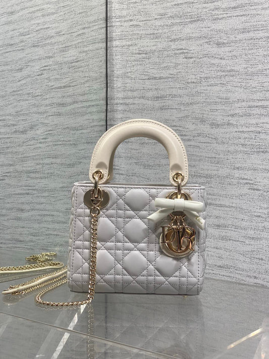 Classic Lady's latest bow-tie Princess Diana bag. A must-have three-compartment bag for everyone. Charming, elegant and full of aura. It is also full of femininity when carried cross-body. Classic fashion style. This beautiful bag is available on Instagra