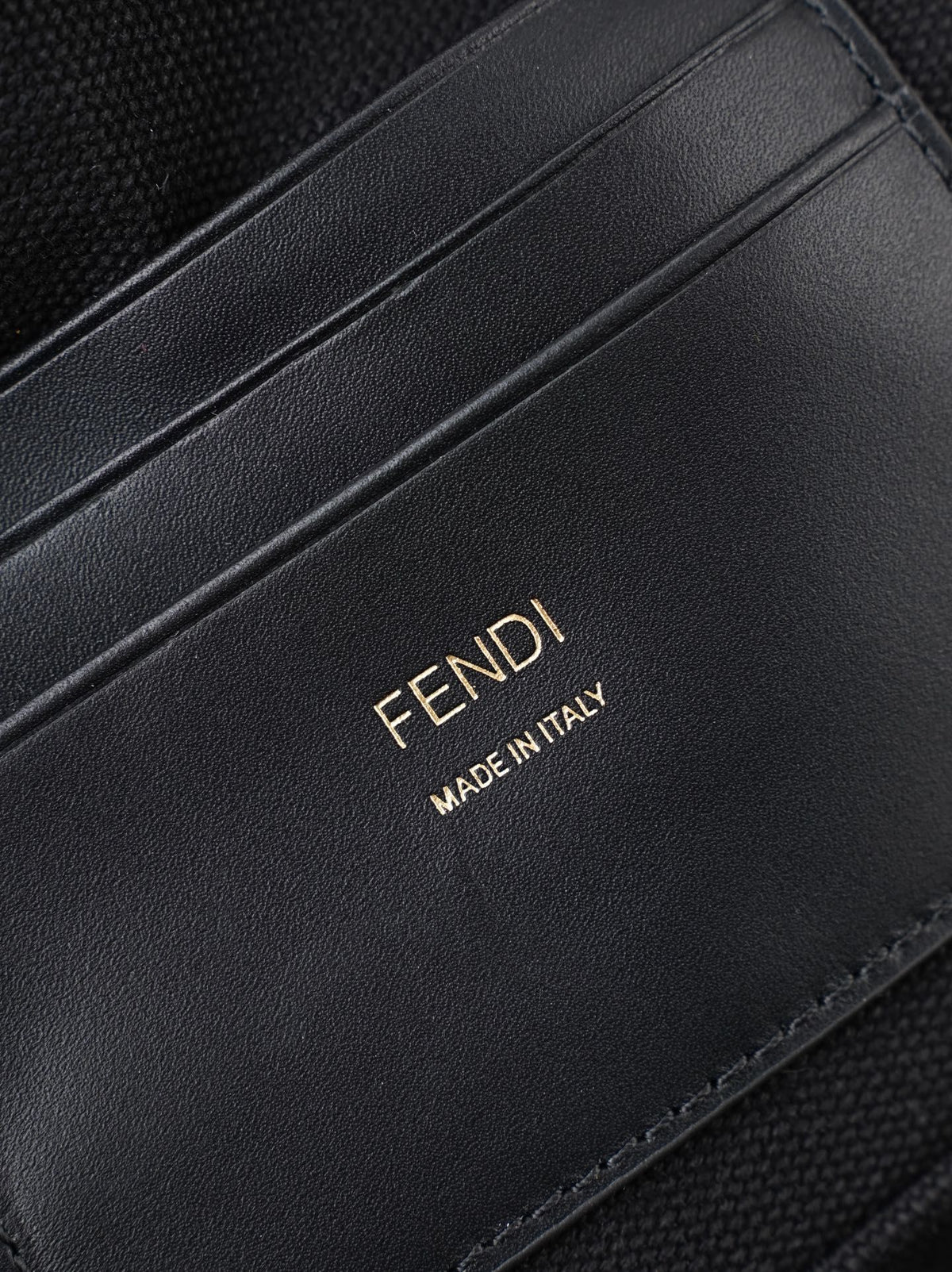 Model 6004, small size 20cm, FENDI's popular classic Baguette, crafted from high-quality canvas material, features double FF three-dimensional embroidery throughout the entire bag, creating an unparalleled texture. It comes with a detachable shoulder