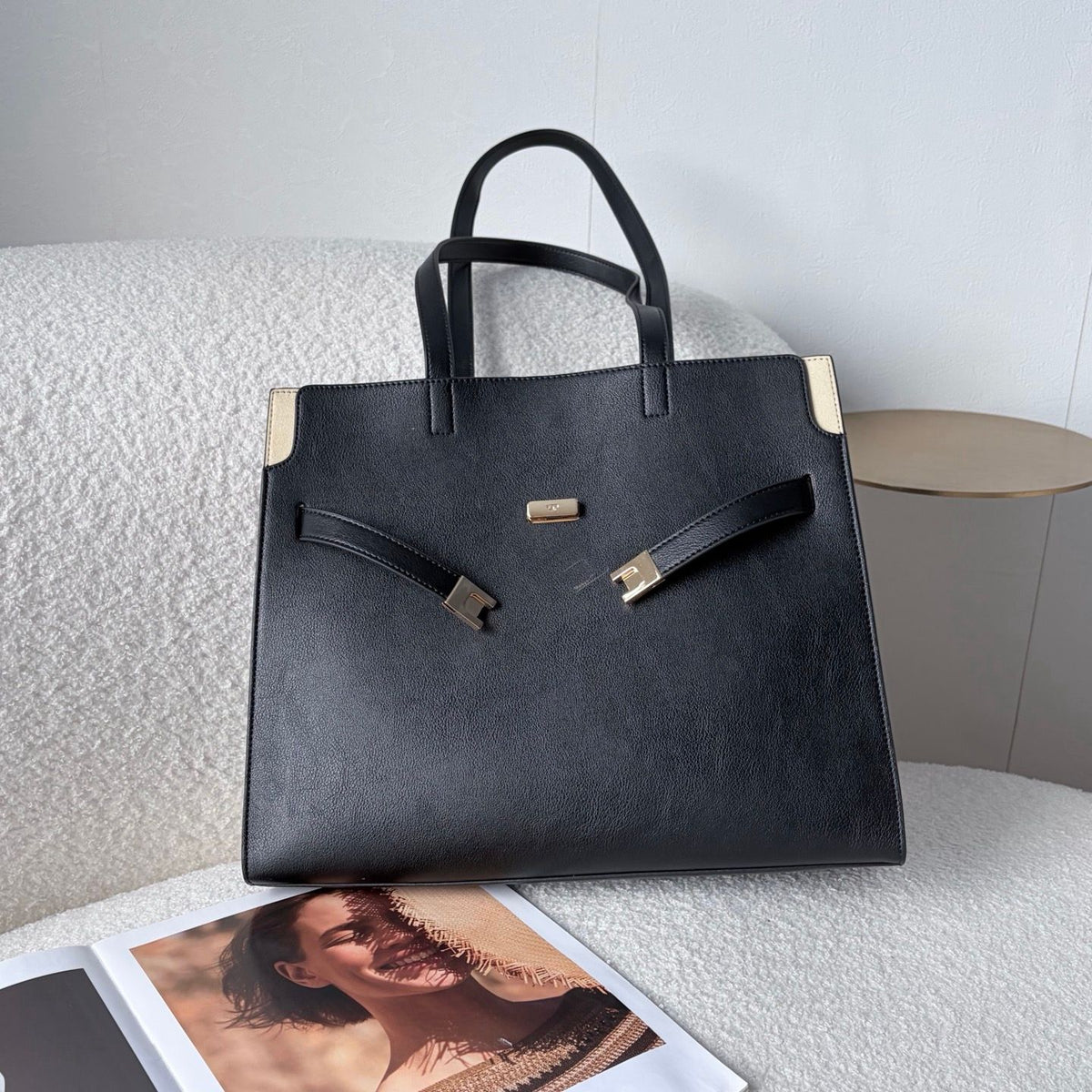 Tory Burch's new tote double bag is in place, showcasing the elegant competition between black and rice. Classic black exudes a calm and sophisticated sophistication