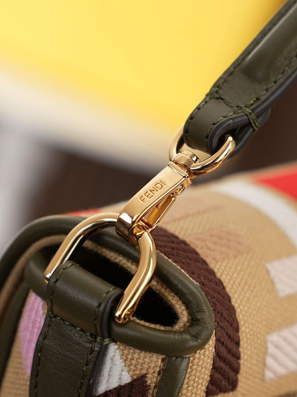 Model 6004, small size 20cm, FENDI's popular classic Baguette, crafted from high-quality canvas with advanced techniques. The entire bag features double FF three-dimensional embroidery, boasting an unparalleled texture. It comes with a detachable shoulder