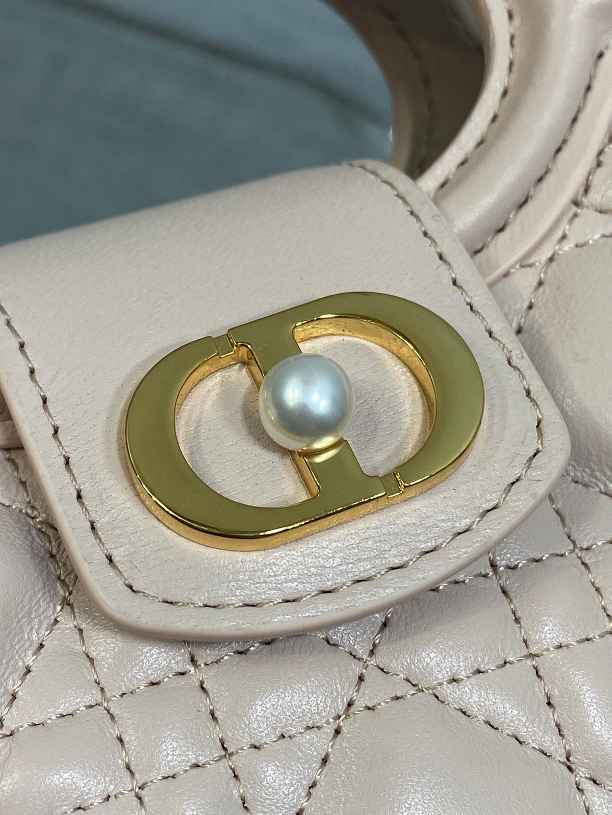 Jolie Top Handle Mini I have no resistance to this kind of exquisite small bag. Carrying a large bag is too tiring. I really like this compact model. It is small, but it can be stuffed with tissues when going out. The best thing is that it can be carried