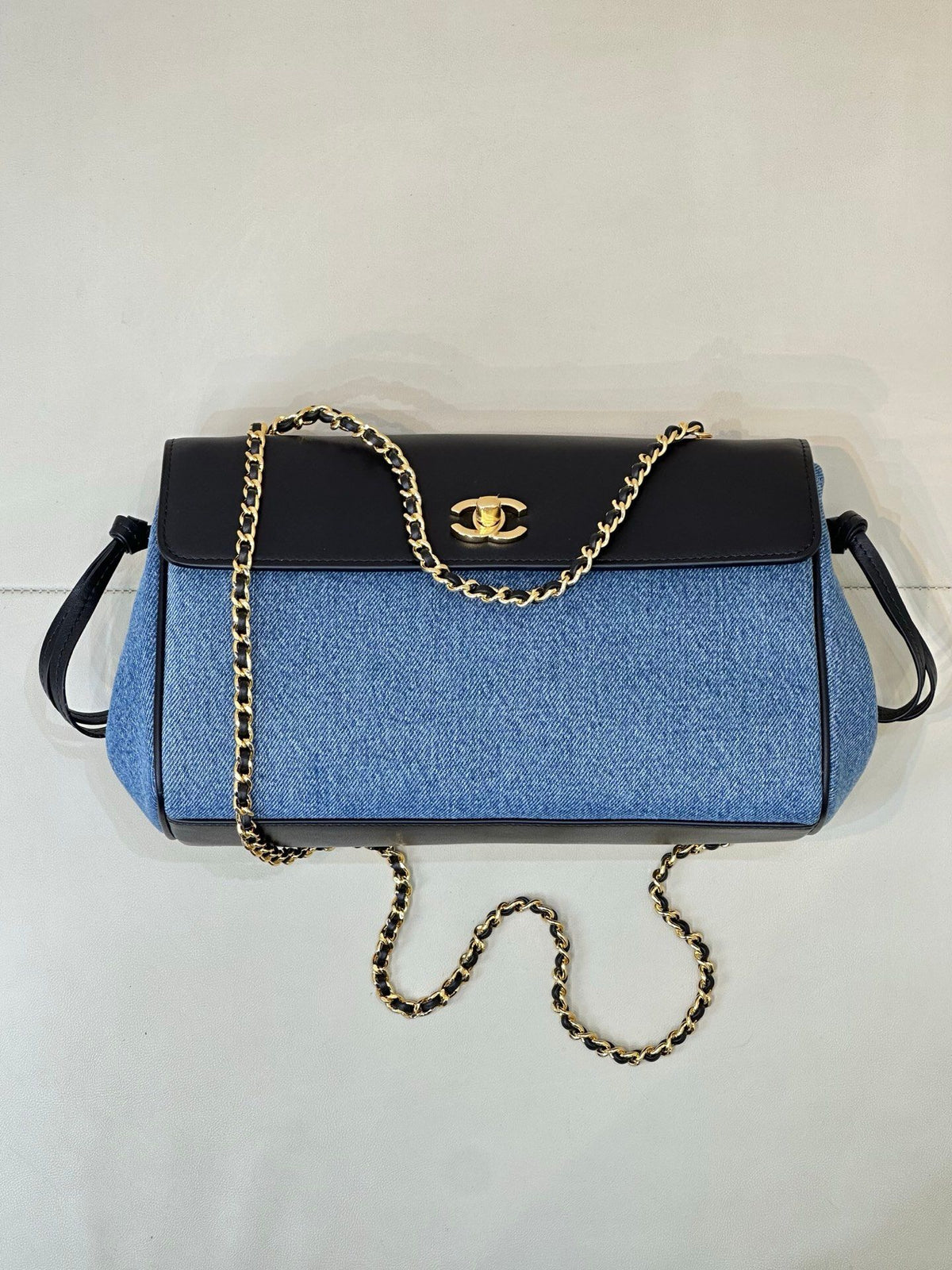 Denim blue. The main body is stone-washed blue denim fabric. The texture of the fabric is clear. It is a natural and soft denim blue. It is not too bright blue. The upper cover is spliced with black smooth first-layer cowhide. The tough denim and the
