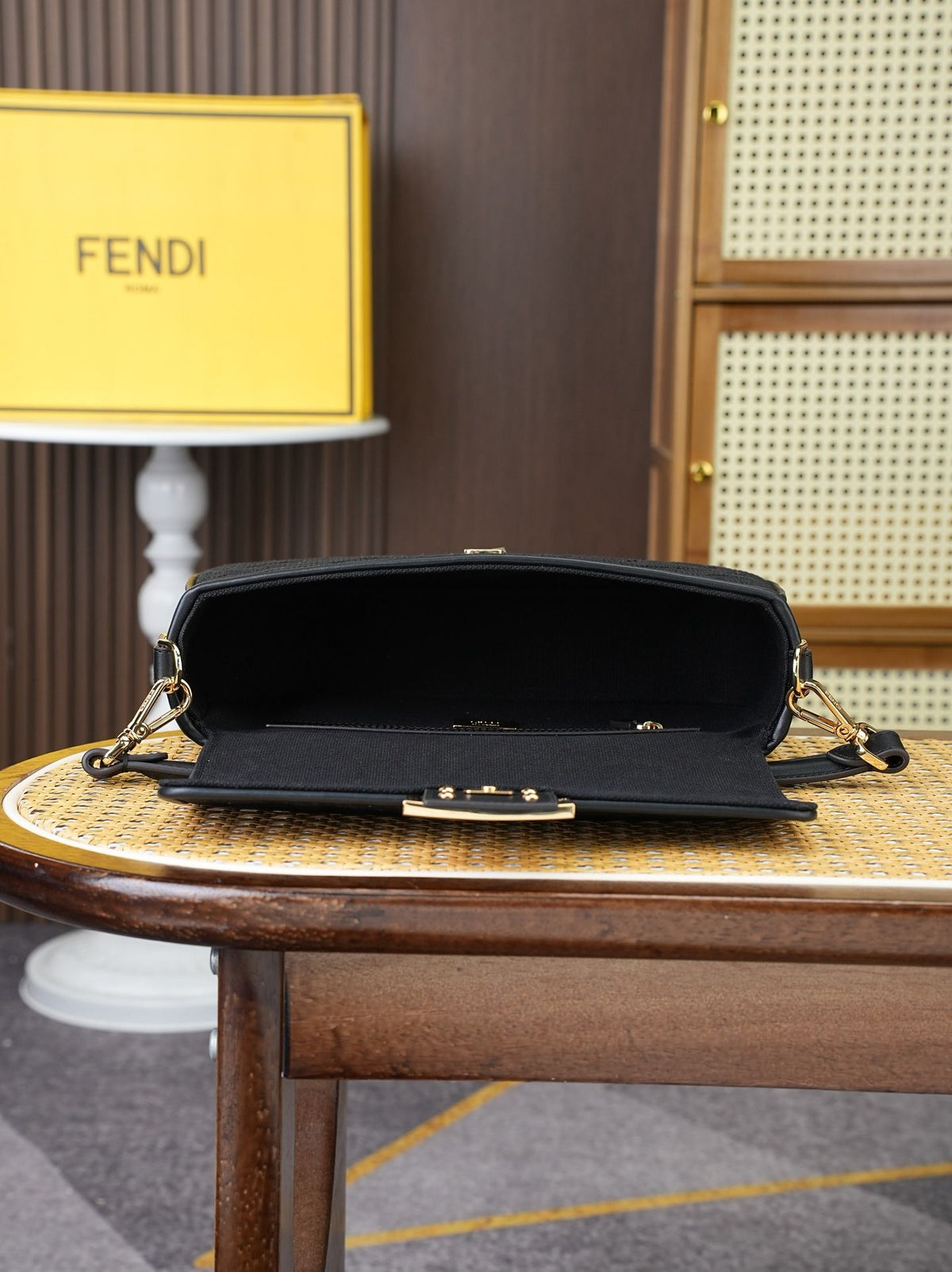 Model 18004, size 266.513.5 cm, top of the line original FENDI hot classic Baguette material is made of canvas with advanced craftsmanship to create a whole bag. Double FF three-dimensional embroidery texture is invincible, equipped with detachable and
