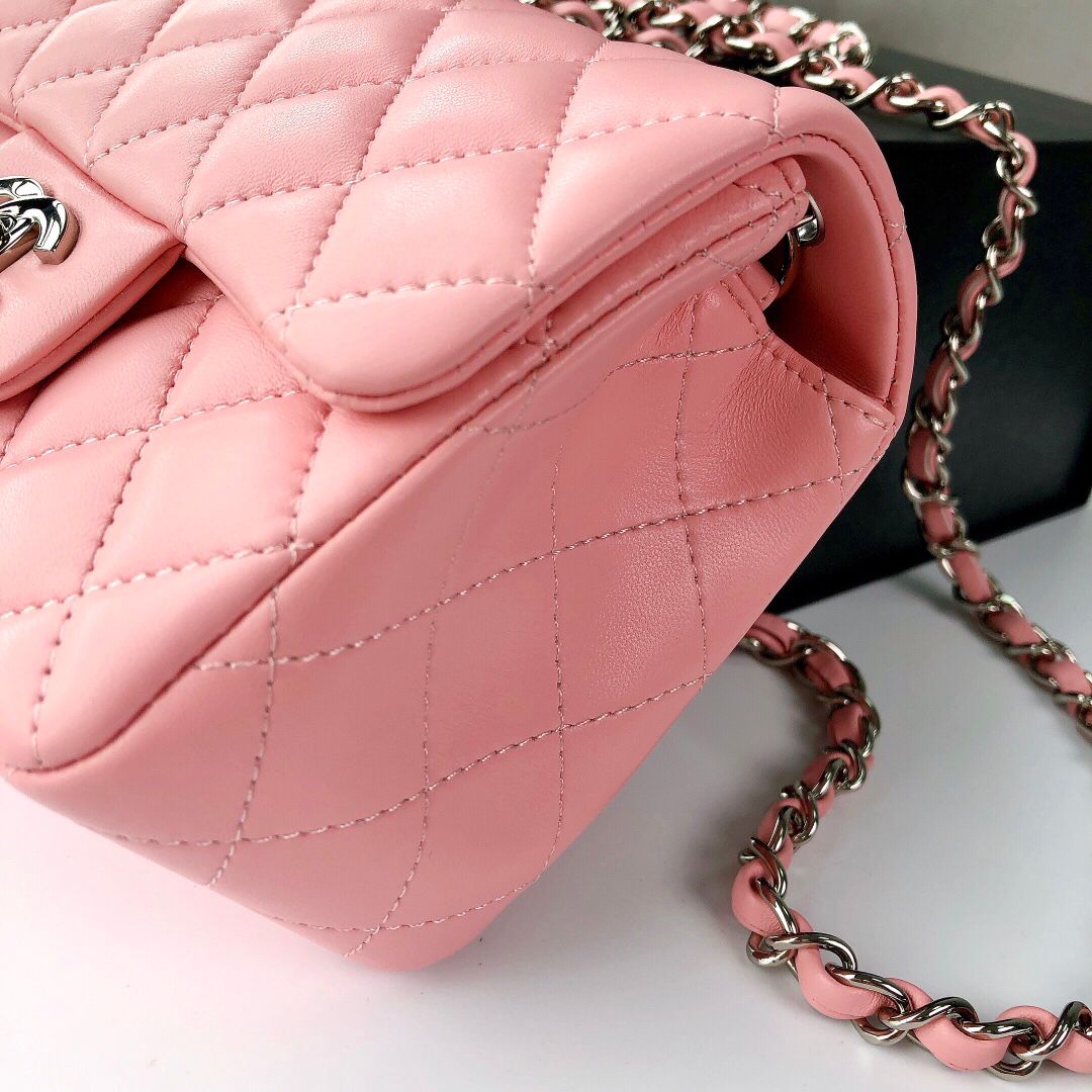 Fang Fatzi Mini 17cm CF has a very feminine elegance and inherits classics. It is listed as the historical sales champion and is an indispensable piece in every pink fan’s wardrobe. 17cm650 Sheepskin