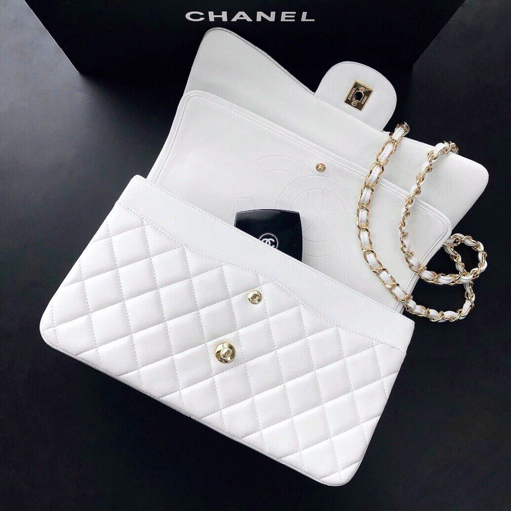The latest upgraded version A1113, so beautiful that no one has friends CF, classic rhombus series, original lambskin small buckle version, professionally customized heavyweight hardware shoulder straps, hand-made wiring, lined leather, exquisite hot
