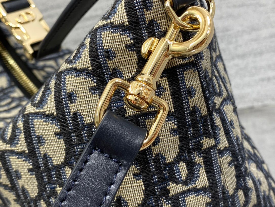 Lunch box bag 2024 new update with shoulder strap 2024 latest lunch box bag I have to recommend it. Brick cabinet hot style. Same diamond pattern, classic old flower embroidery, iconic letters. Very light for personal use. The capacity is also good. It