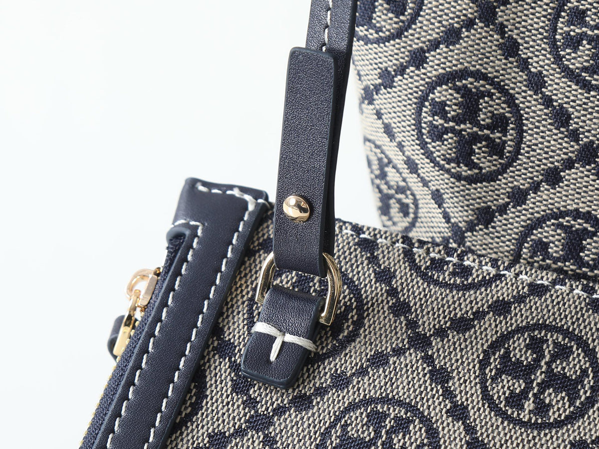 Tory Burch's new vintage tote bag features double T jacquard fabric and navy blue leather trim, making it durable and wear-resistant! The interior space is super large, with a 13 inch laptop folding umbrella that can hold commuting or mommy bags. The