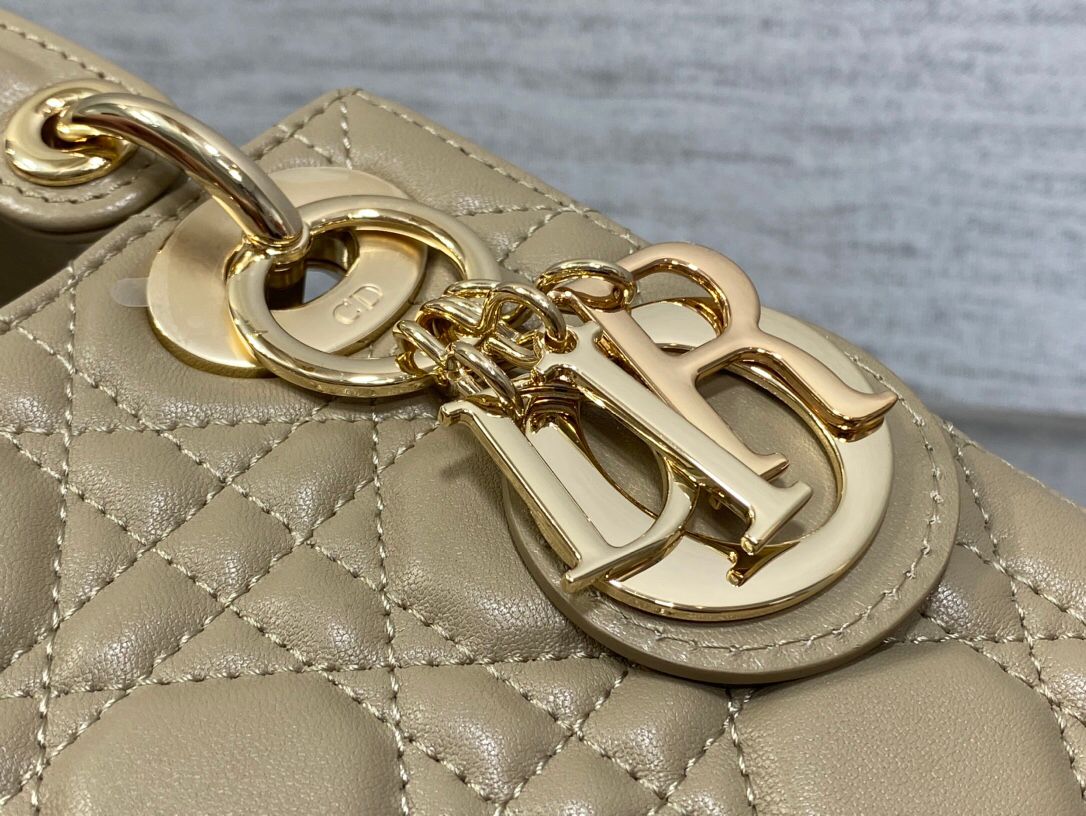 The three-compartment milk tea color Classic Lady bag is in stock. This three-compartment bag is a must-have for everyone. It is charming, elegant and full of aura. It is also full of femininity when carried cross-body. Classic fashion style. This beautif