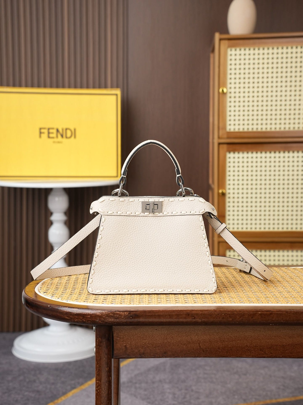 Model 15009, beige color, size 20cm. Details: beige hand-sewn, PeekabooISeeU medium-sized handbag, made of peel-effect calfskin leather, featuring classic twist locks on both sides, soft nappa leather lining, two compartments separated by a hard divider