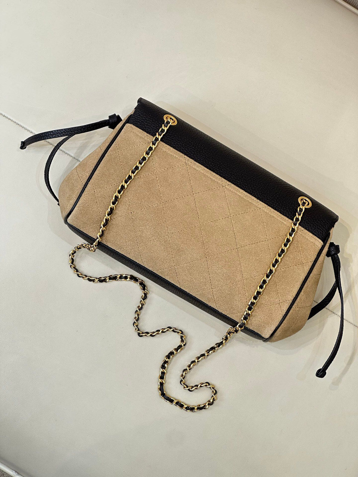 The main body of the apricot bag is made of fine khaki suede. The surface layer has even and soft fluff, with a matte matte texture. It has a retro and old atmosphere. The upper cover is spliced with black grained cowhide. The collision of soft and