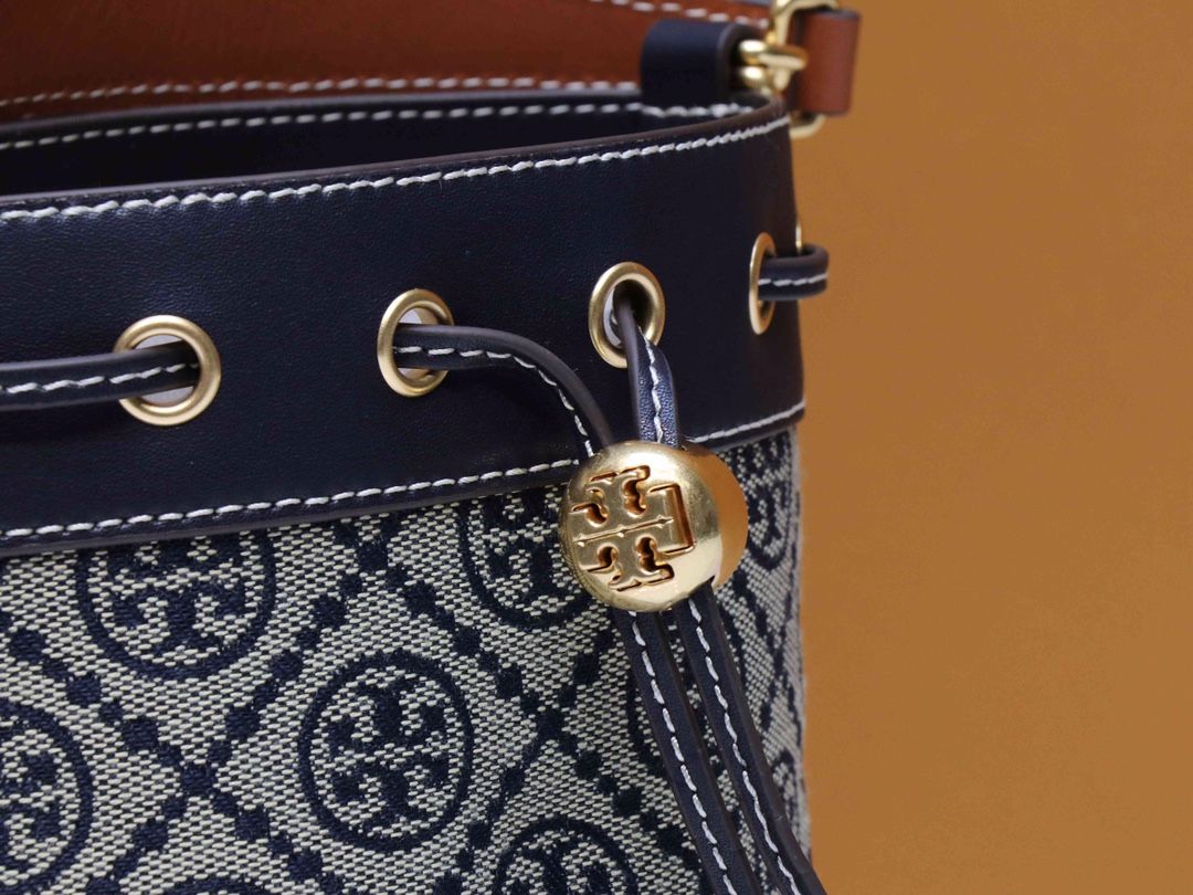 Purchasing quality 340. Small size arrived 80534 small TORY BURCH Monogram 2021 summer new drawstring bucket bag texture navy blue canvas fabric with neat bag body retro jacquard embellishment makes the overall look more casual and stylish