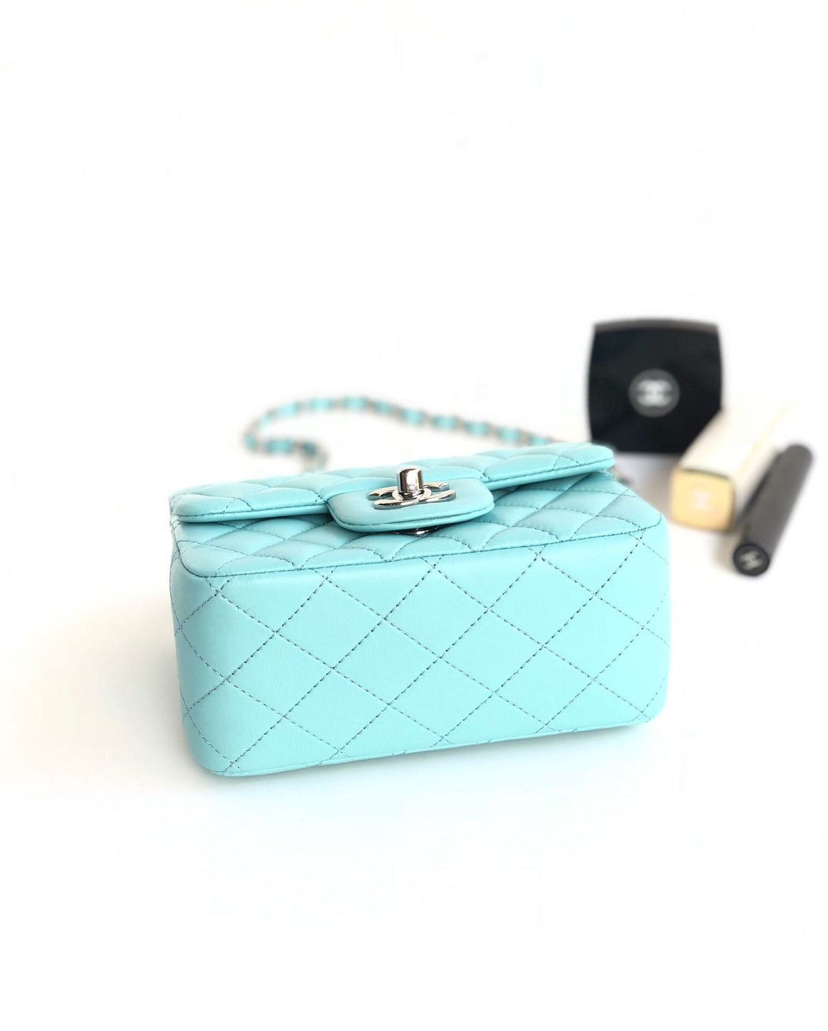 Fang Fatzi Mini 17cm CF has a very feminine elegance and inherits classics. It is listed as the historical sales champion and is an indispensable piece in every pink fan’s wardrobe. 17cm650 Sheepskin