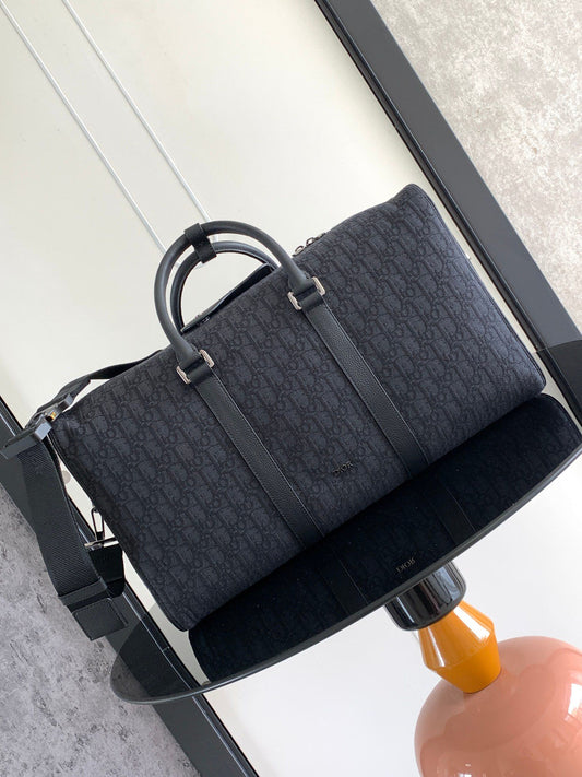 This Dio Lingot 50 handbag is new this season. Practical and elegant, unique. Crafted from black Oblique jacquard fabric. With black grained calfskin leather details to enhance the style. Decorated with DIO logo on the front. Zippered compartment with