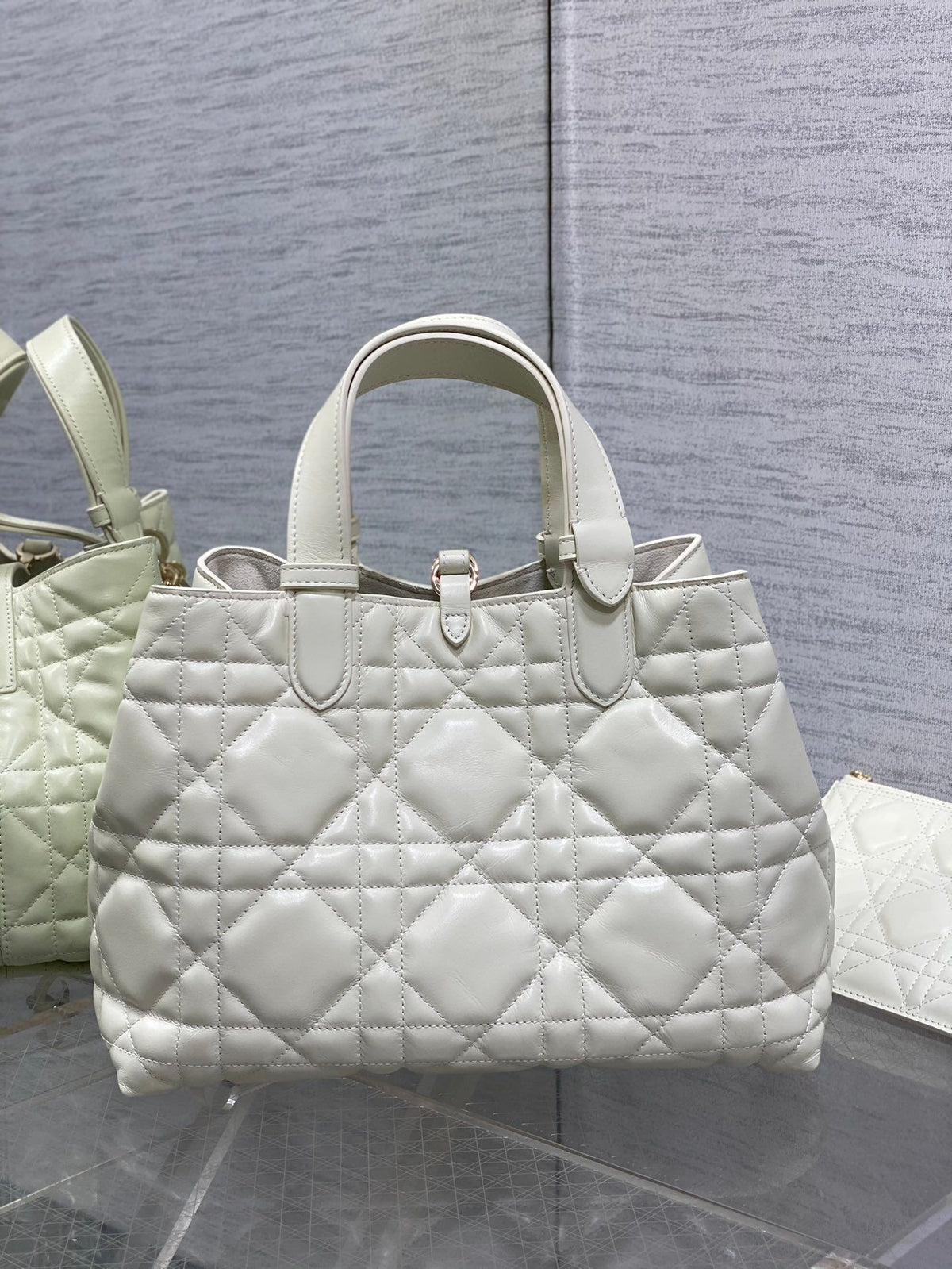 Medium white ready to go with Toujours for travel. Oversized rhombus design with classic letter accessories. Full of modern fashion. The structure of the bag is very soft. The calfskin material is full of high-end feel. The unique buckle can be folded