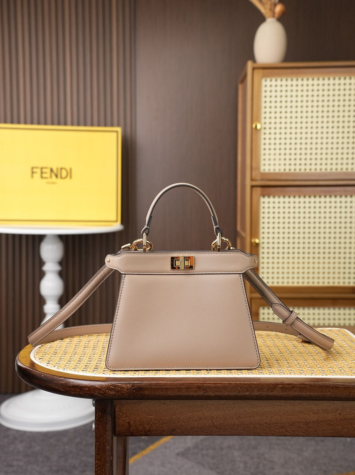 Model 8005 small size 201115cm FE ND1 peekaboo I see u handbag, brand new peekaboo I see u just to see your different side, new design continues the classic peekaboo trapezoidal contour and square twist lock design, with organ style design added to the