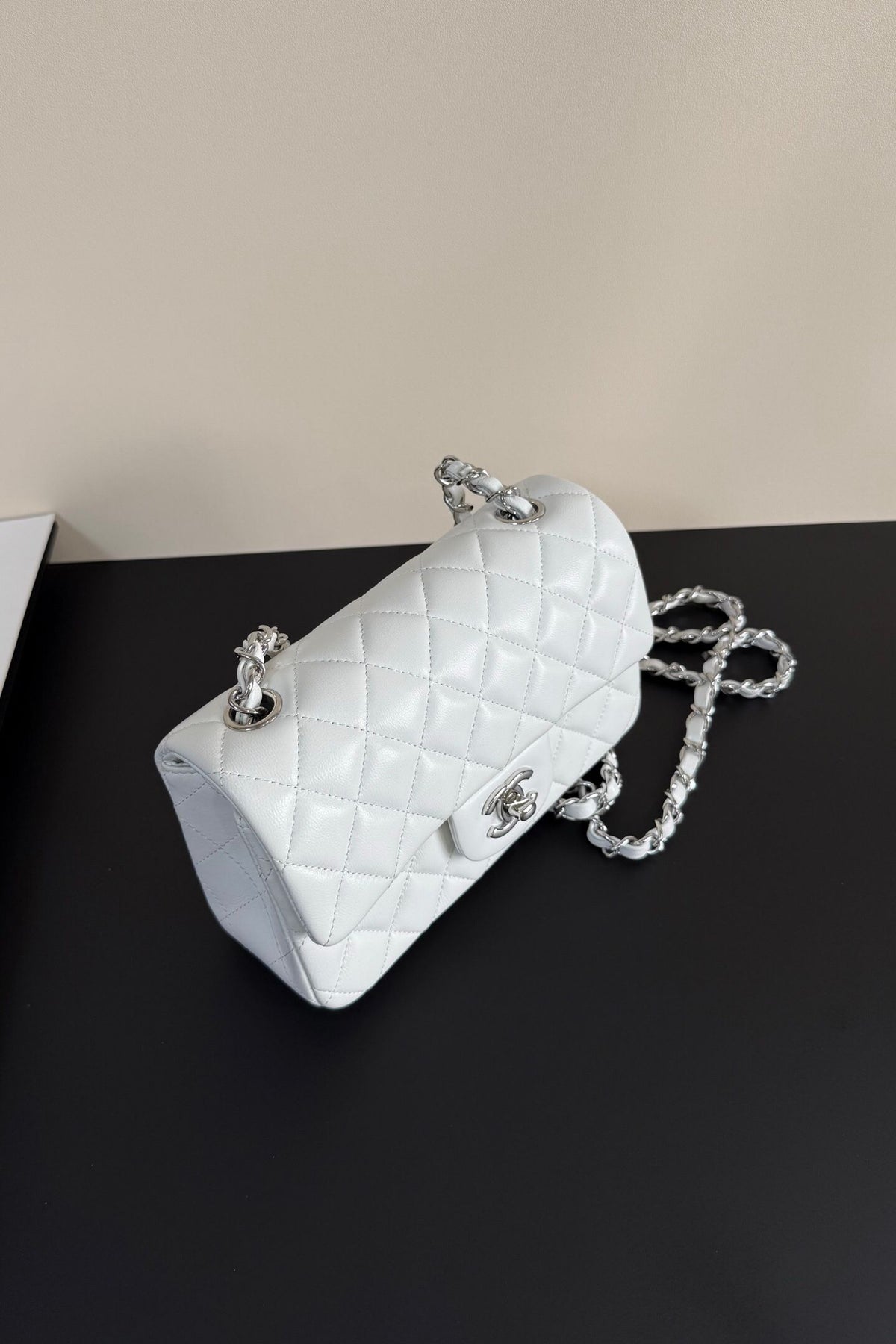 Upgraded version (full leather inside and outside) CF 20cm lambskin. Exclusive product in the market. Please see the pictures for leather details and workmanship. It is perfect. Welcome to compare. 116 silver