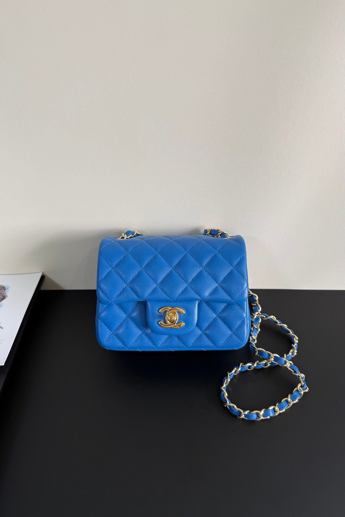 Electric Blue Classic Flap Classic Cf Square Fatty is back in stock. It is exquisite and durable. It is a timeless style that can be matched with anything.