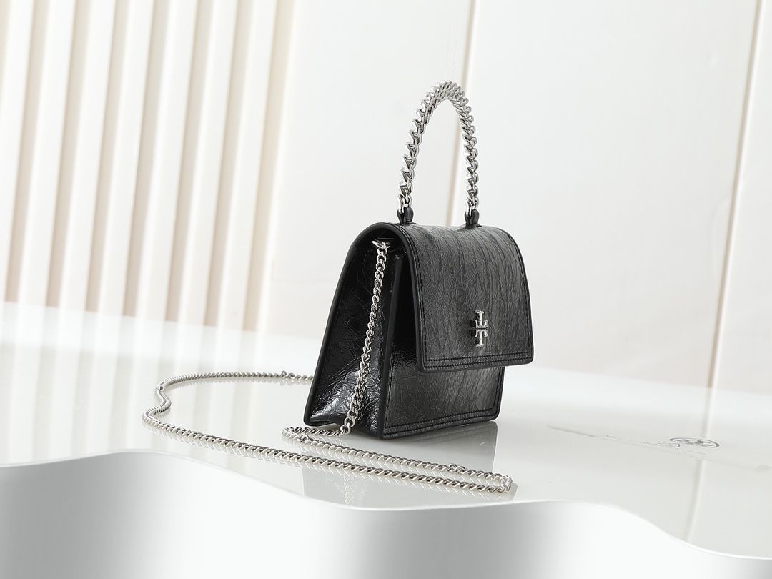 Oil wax leather Tory torch new product mini kira oil wax leather Kira series newly released. This retro texture is matched with a new chain handle, exquisite and fashionable black silver color scheme, classic and versatile, especially high-end