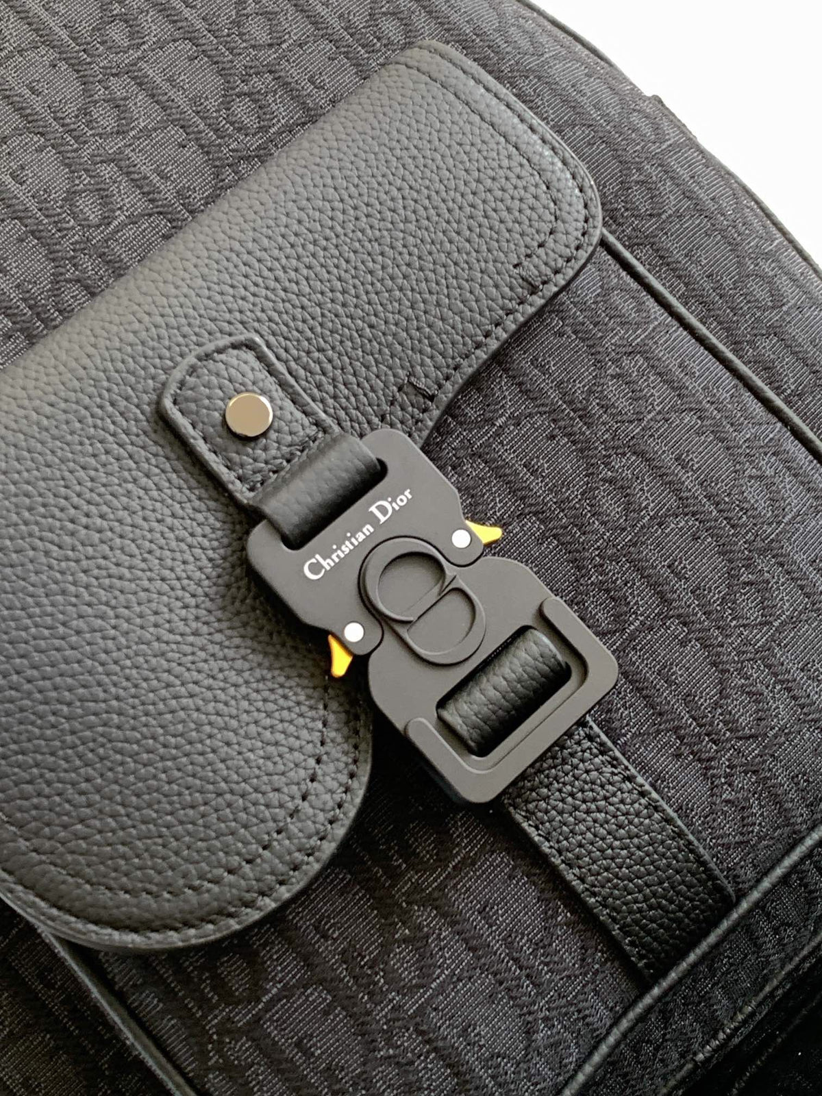 This saddle zippered shoulder bag is a new product in the 2024 winter series. It adopts a fashionable original design to highlight the saddle style. It is carefully made of black Oblique printed fabric and decorated with tonal grained cow leather details