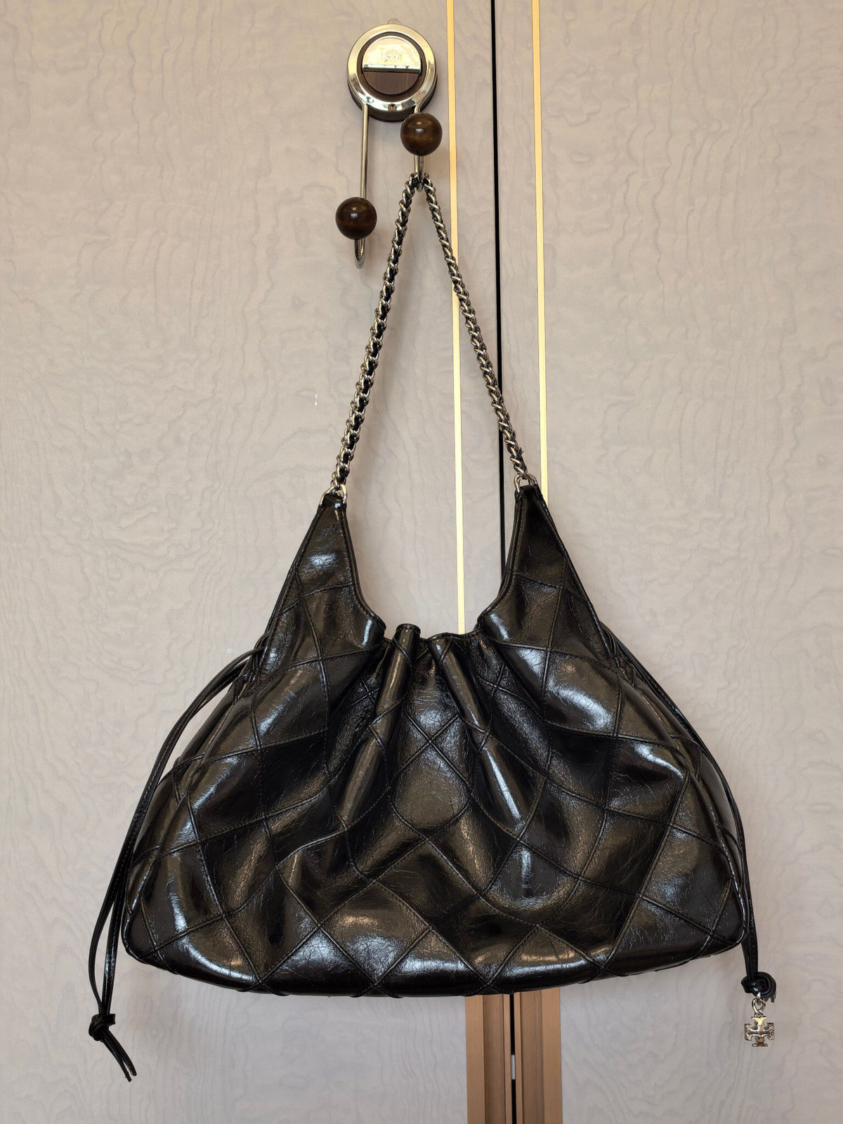 Oil wax black TORY BURCH FLEMING DISTRESSED LARGE TOTE Lingge tramp bag Oil wax cowhide+classic Lingge quilting texture Soft and wear-resistant metal chain shoulder belt Slightly retro drawstring design Super loose bag type Random change capacity Large