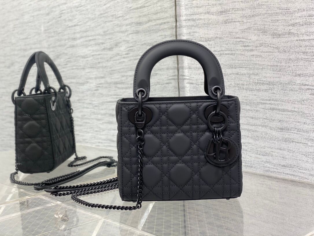 The three-compartment matte black ready-made cannage pattern matte calfskin flip-top Princess Diana bag is a must-have three-compartment small bag. It is charming, elegant and full of aura. It is also full of femininity when carried cross-body. Classic
