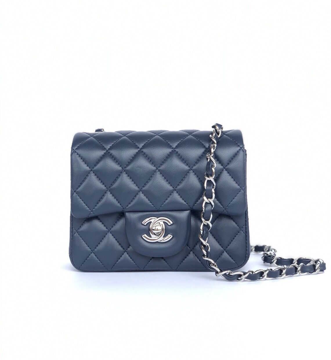 Fang Fatzi Mini 17cm CF has a very feminine elegance and inherits classics. It is listed as the historical sales champion and is an indispensable piece in every pink fan’s wardrobe. 17cm650 Sheepskin