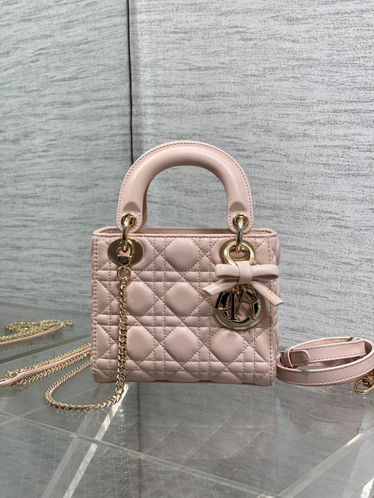 In stock, Classic Lady's latest bow-tie Princess Diana bag. A must-have three-compartment bag for everyone. Charming, elegant and full of aura. It is also full of femininity when carried cross-body. Classic fashion style. This beautiful bag is available