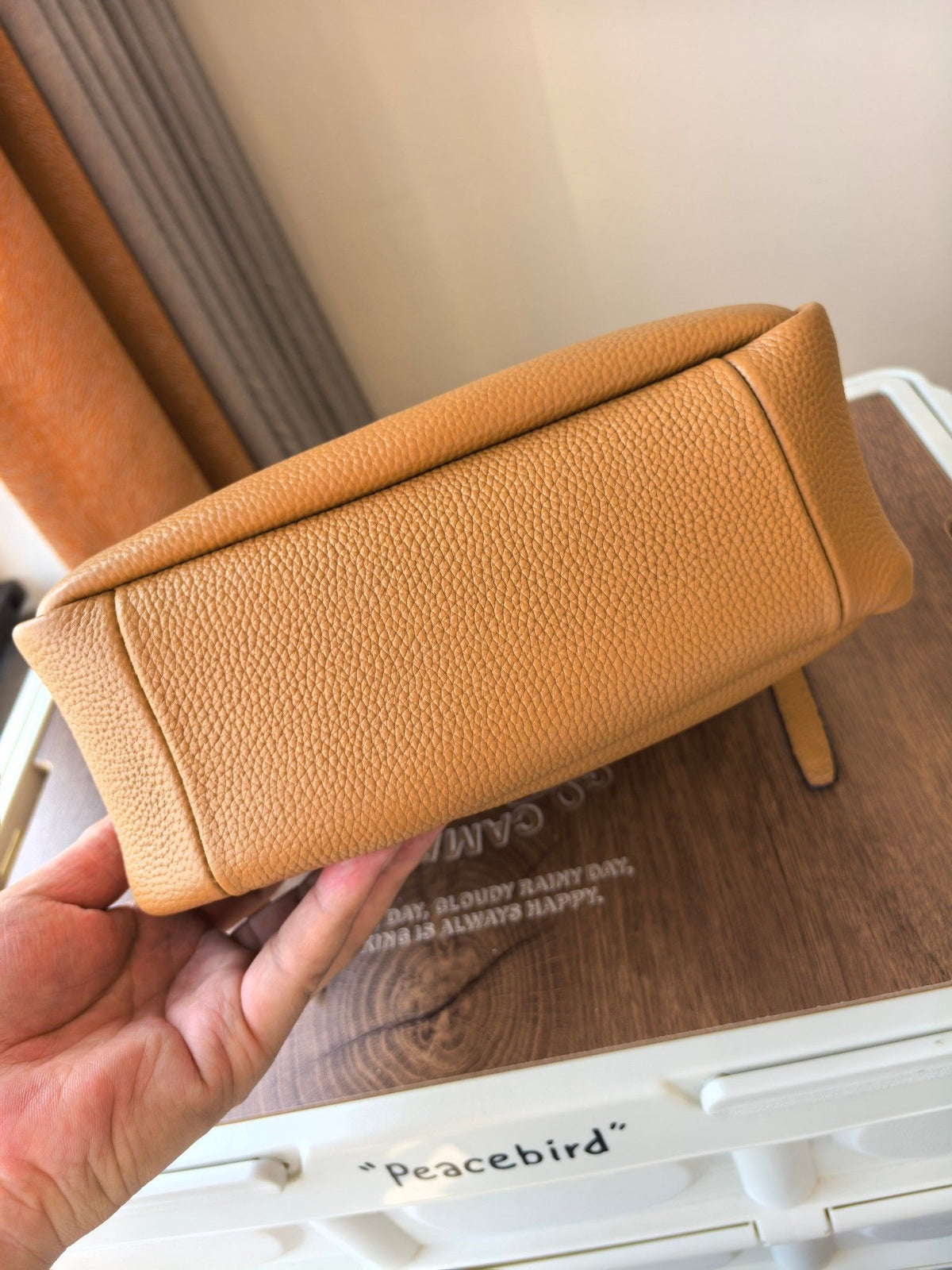 Toryburch's brand new drawstring shopping tote bag with serial number 923 ROMY is a portable crossbody bucket bag made of delicate and thick cowhide material with a soft waist contour. It is the ultimate daily handbag with light weight and spacious interi