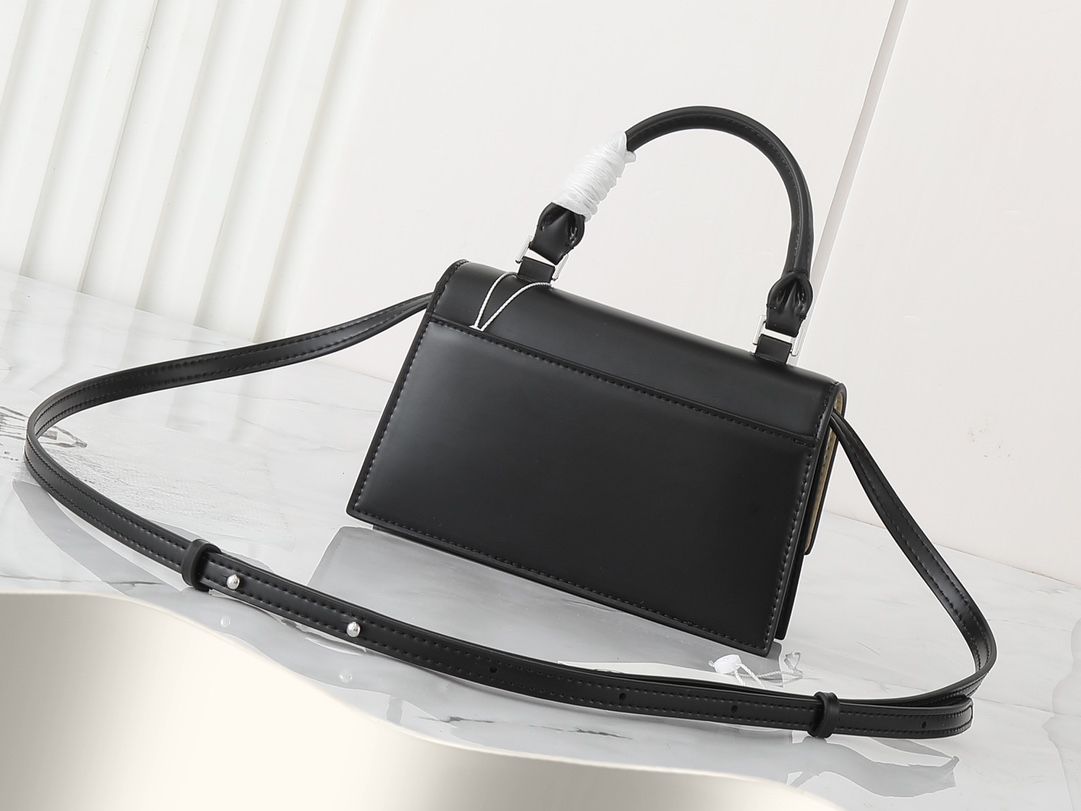 The 290 new bon bon handbag has a compact and sweet design, with pockets on both the inside and outside, and a detachable chain crossbody strap for a charming modern look. The flip cover is equipped with a magnetic snap button
