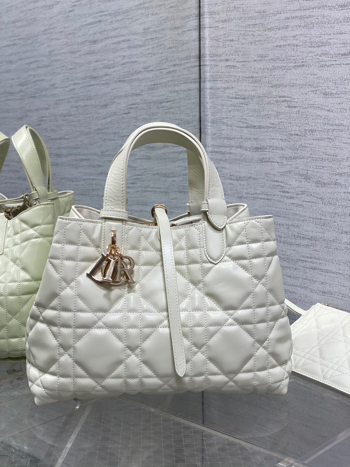 Medium white ready to go with Toujours for travel. Oversized rhombus design with classic letter accessories. Full of modern fashion. The structure of the bag is very soft. The calfskin material is full of high-end feel. The unique buckle can be folded