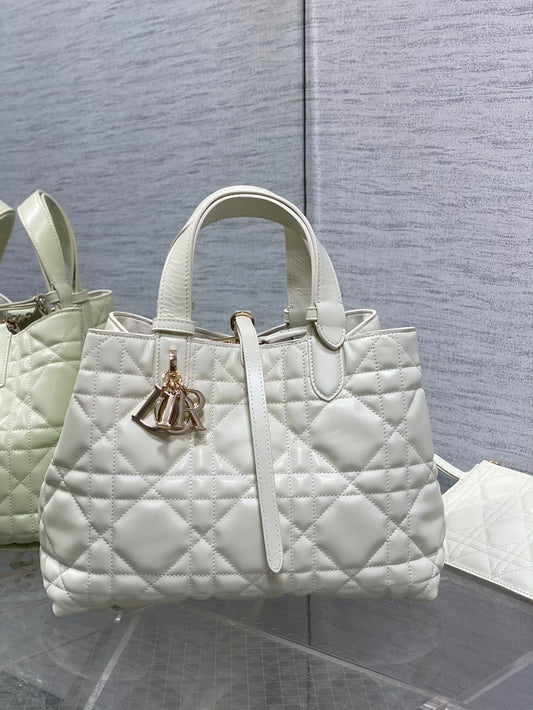 Medium white ready to go with Toujours for travel. Oversized rhombus design with classic letter accessories. Full of modern fashion. The structure of the bag is very soft. The calfskin material is full of high-end feel. The unique buckle can be folded