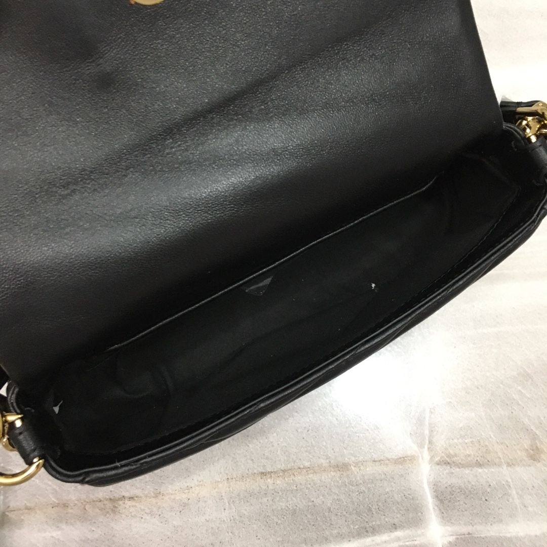 TB Toribochi's new Kira armpit bag, new Kira shoulder bag, lightweight and suitable for being clipped under the armpit. Selected herringbone pattern quilted lambskin is made with tea gold metal accessories, iconic sloping double T logo and detachable