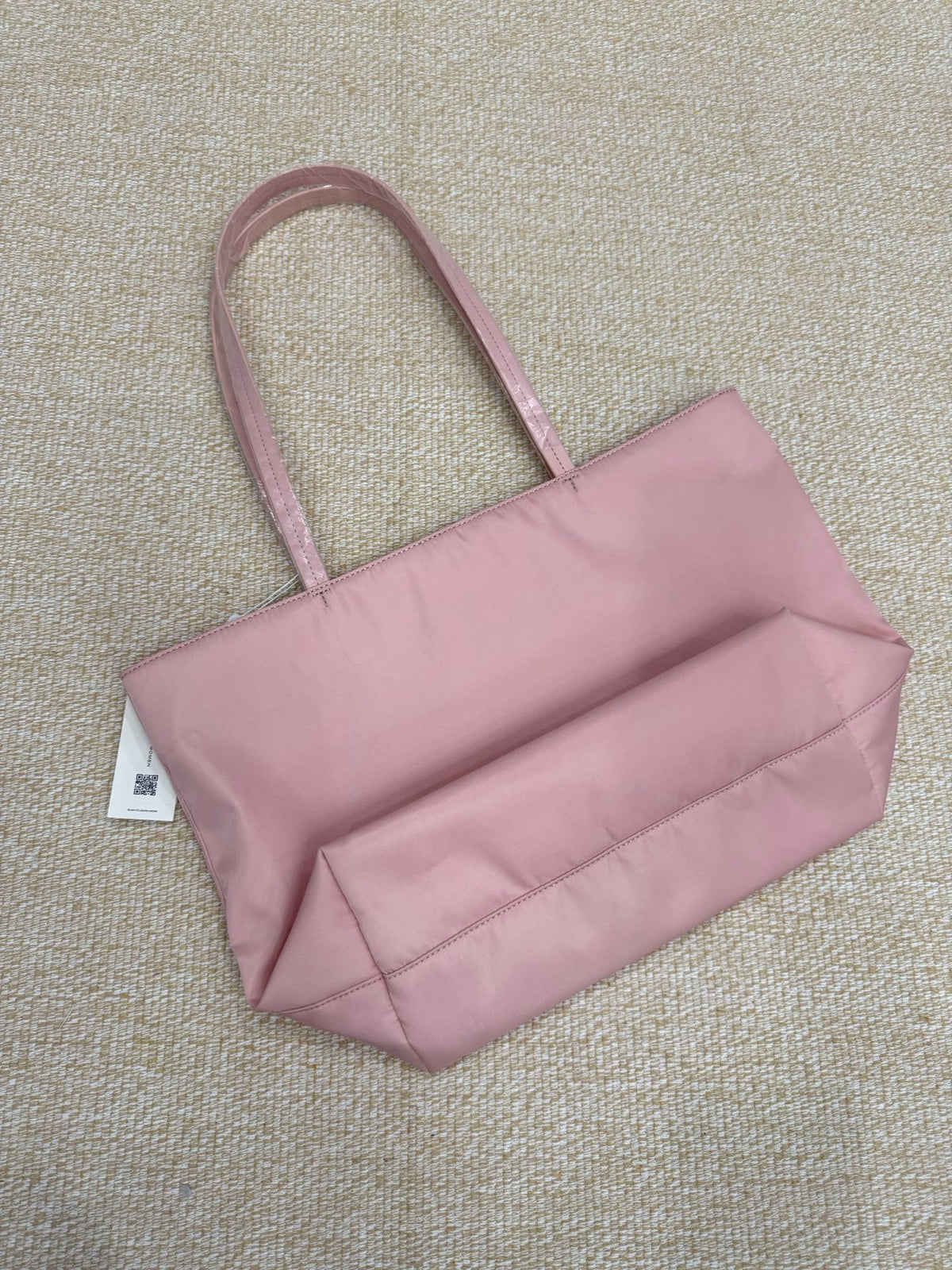 A gentle and pink bag shape in spring, paired with a lightweight nylon tote bag and a large capacity suitable for commuting. The underarm bag is the preferred choice for casual outings, with a soft texture and gentle color tone that adds a touch of freshn