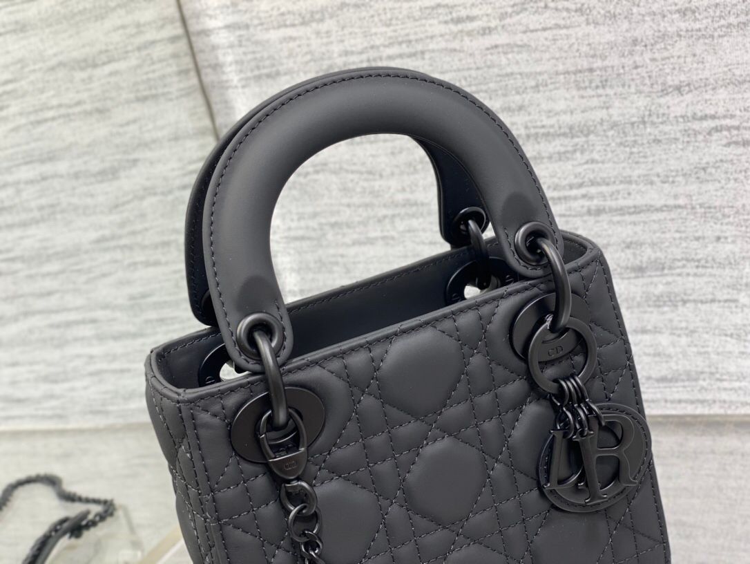 The three-compartment matte black ready-made cannage pattern matte calfskin flip-top Princess Diana bag is a must-have three-compartment small bag. It is charming, elegant and full of aura. It is also full of femininity when carried cross-body. Classic