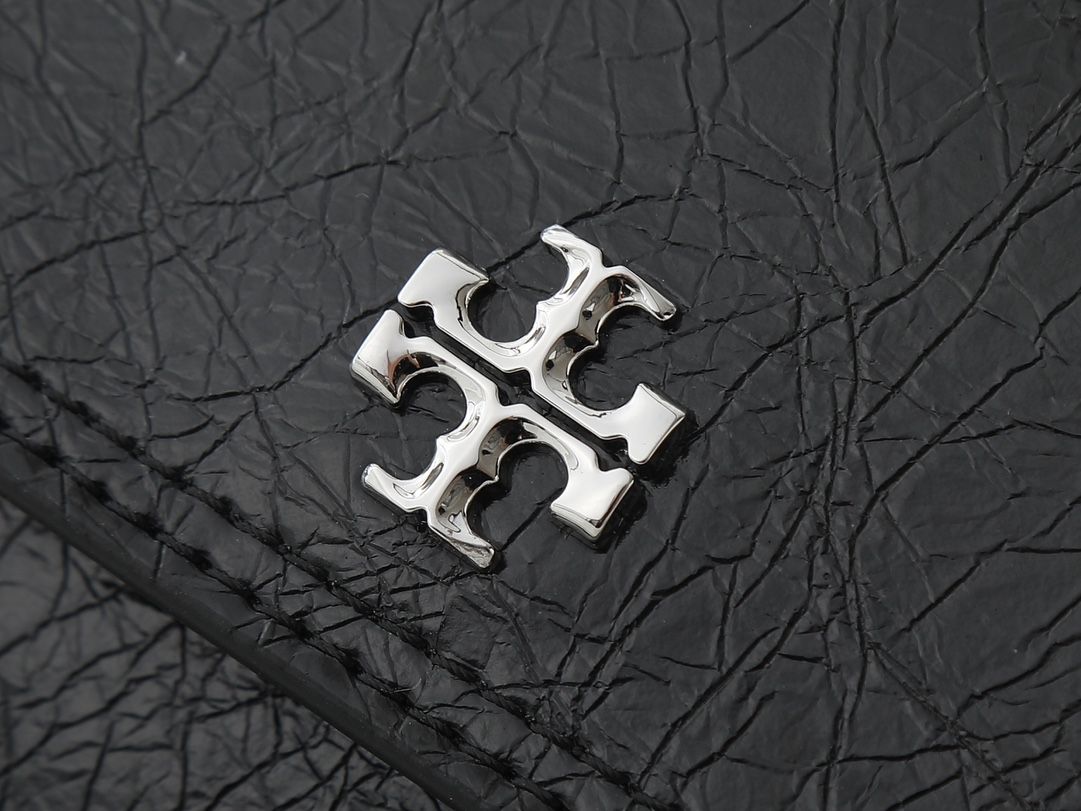 Oil wax leather Tory torch new product mini kira oil wax leather Kira series newly released. This retro texture is matched with a new chain handle, exquisite and fashionable black silver color scheme, classic and versatile, especially high-end