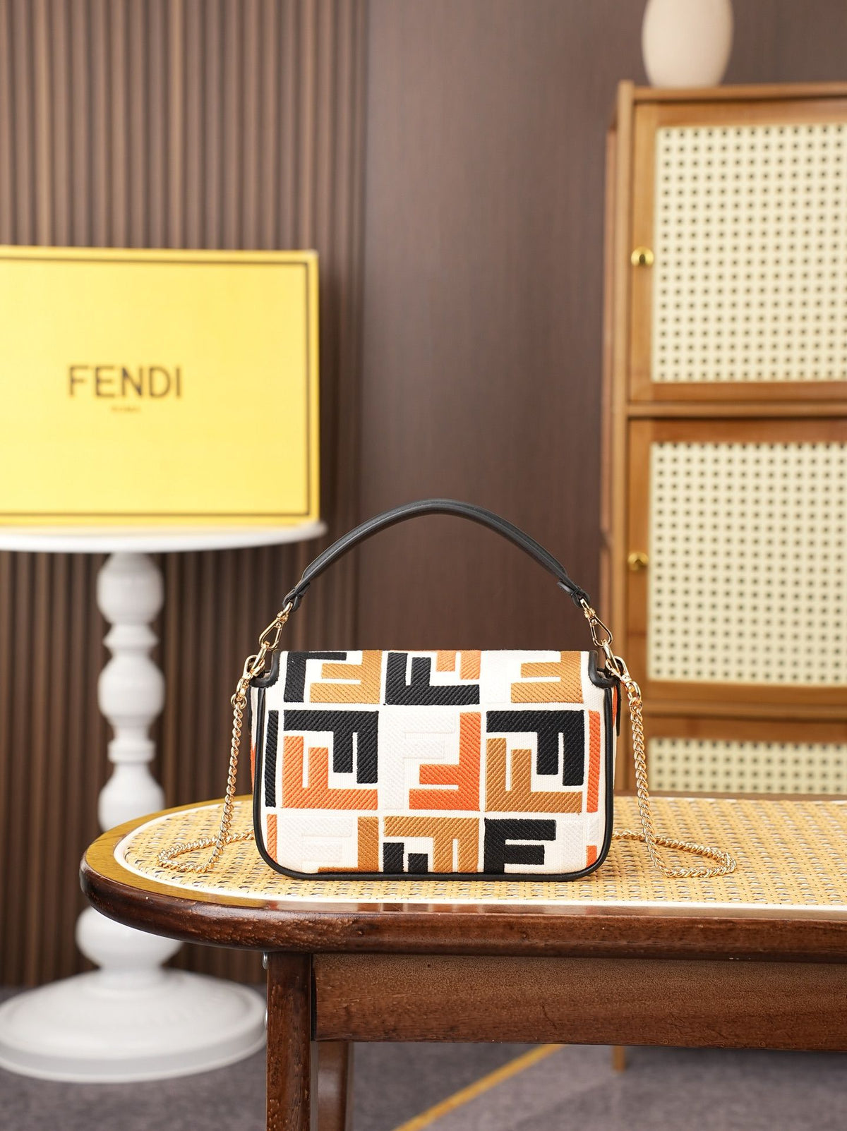 Model 6004, small size 20cm, FENDI's popular classic Baguette, crafted from high-quality canvas with advanced techniques. The entire bag features double FF three-dimensional embroidery, boasting an unparalleled texture. It comes with a detachable shoulder